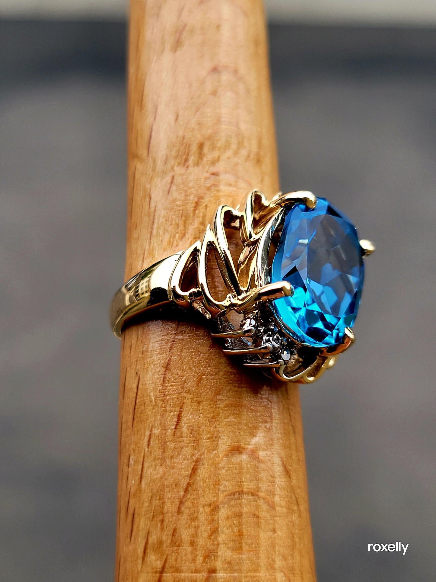 ❤️14k Size 6 Gorgeous Solid Yellow Gold Blue Topaz and Diamond Ring!