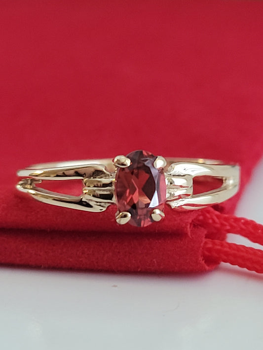 10k Size 6.75 Beautiful Solid Yellow Gold Garnet Gemstone Ring!