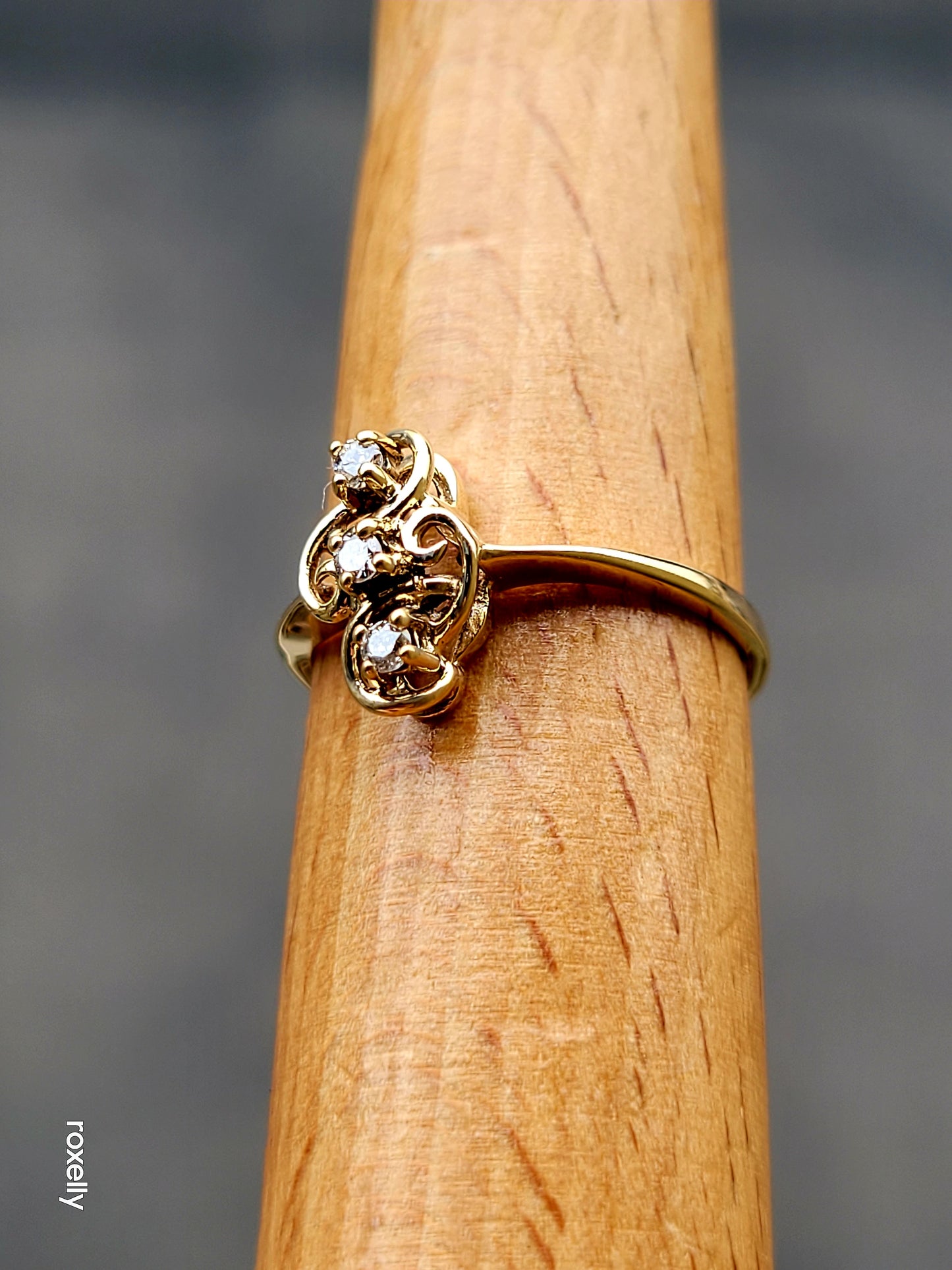 10k Size 7.5 Lovely Solid Yellow Gold Genuine Diamond Floral Ring!