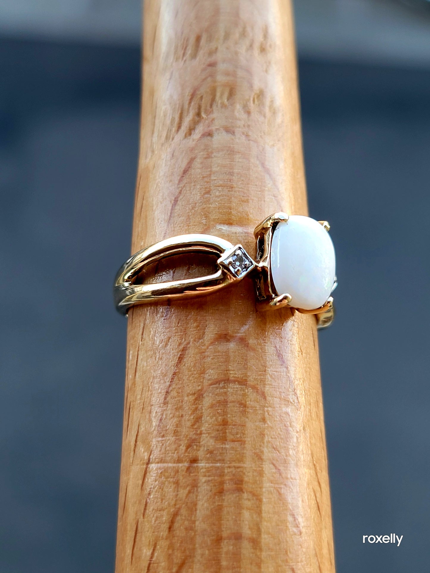 10k Size 7 Beautiful Solid Yellow Gold Opal and Genuine Diamonds Ring!