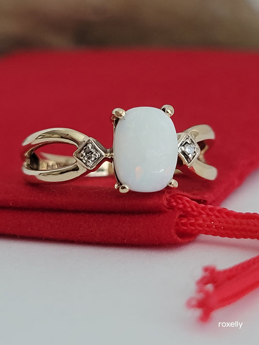 10k Size 7 Beautiful Solid Yellow Gold Opal and Genuine Diamonds Ring!