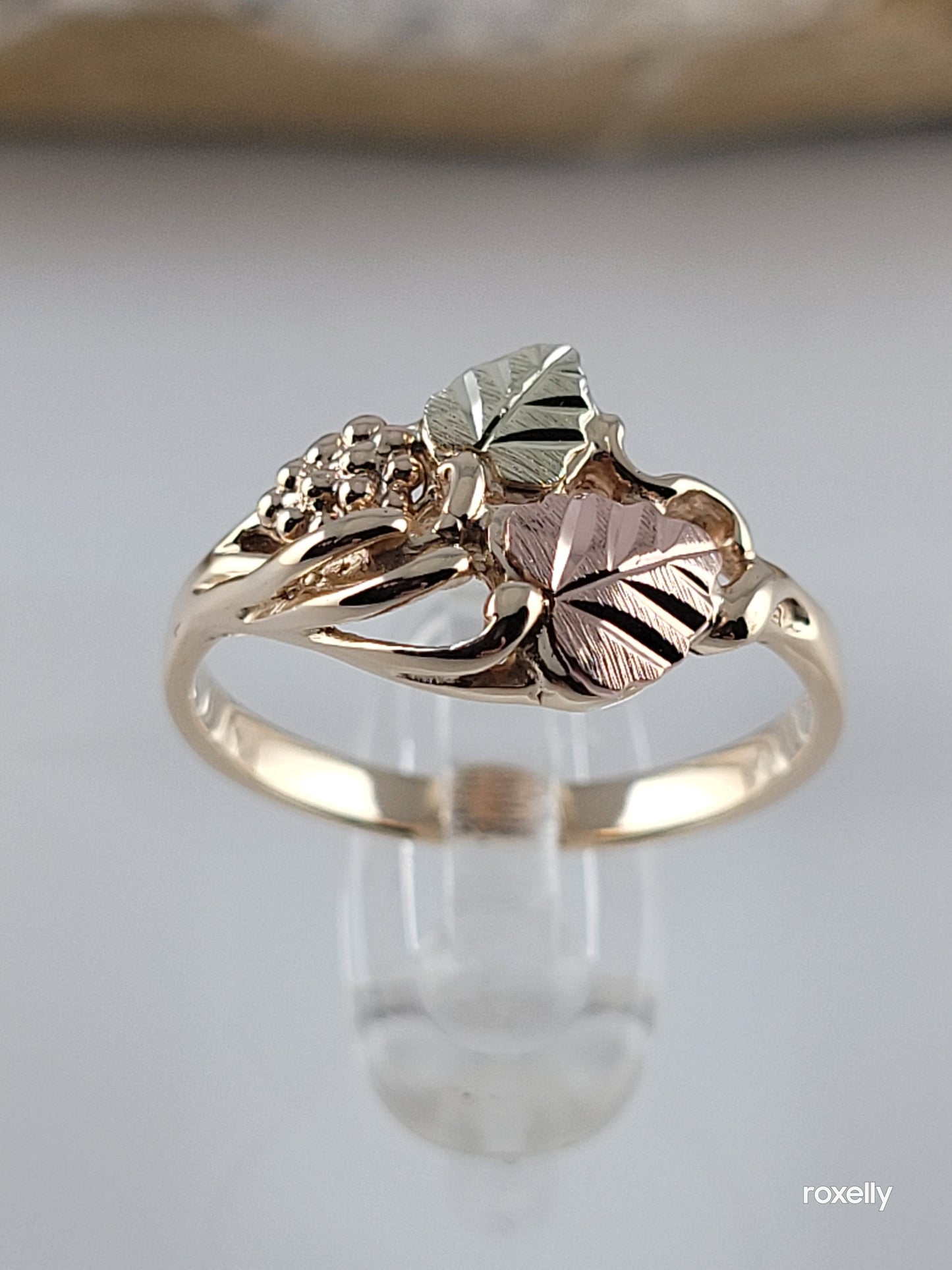 10k Size 6.75 Lovely Solid Yellow Gold Grape/Leaf Black Hills Ring