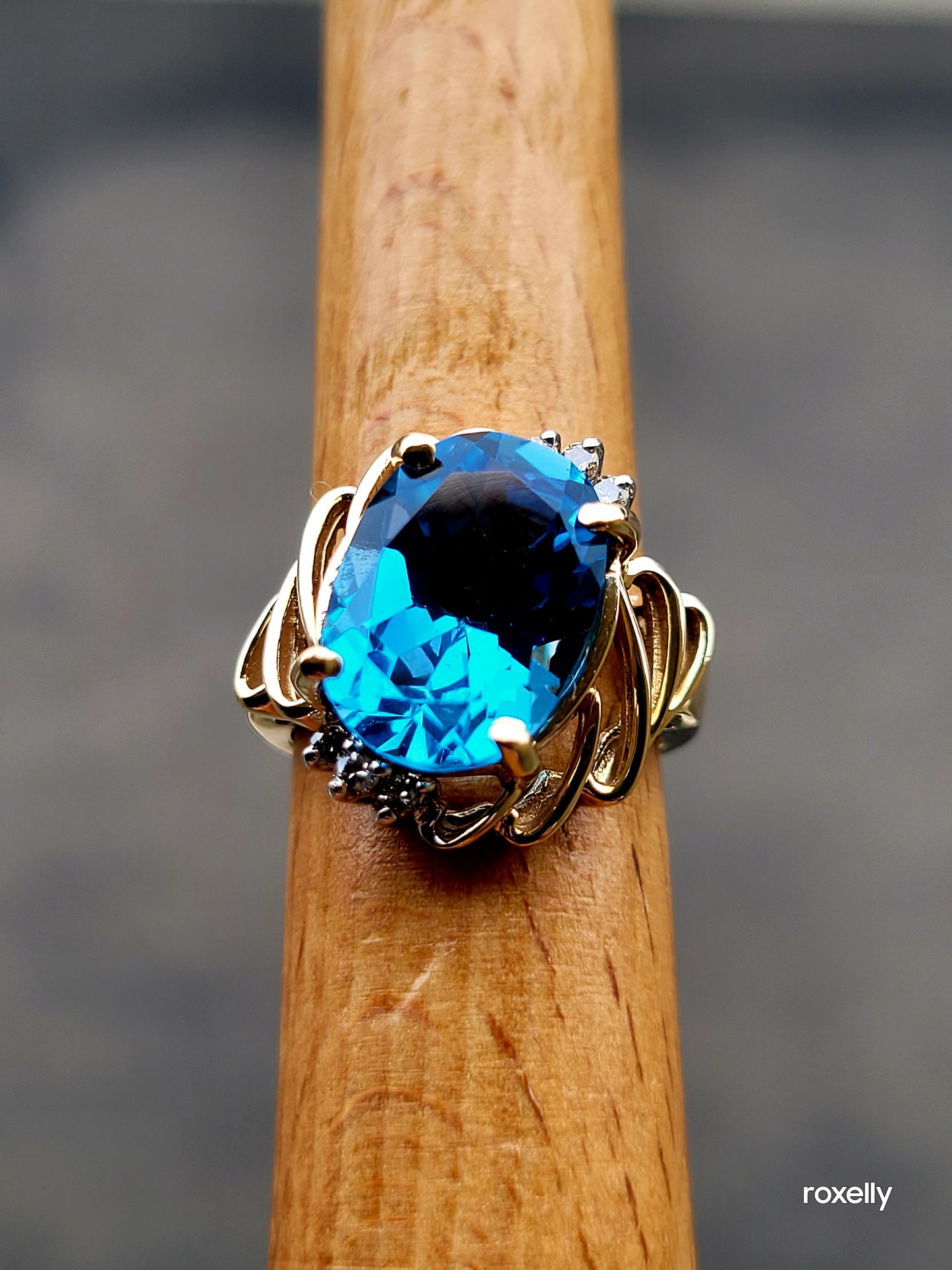 ❤️14k Size 6 Gorgeous Solid Yellow Gold Blue Topaz and Diamond Ring!