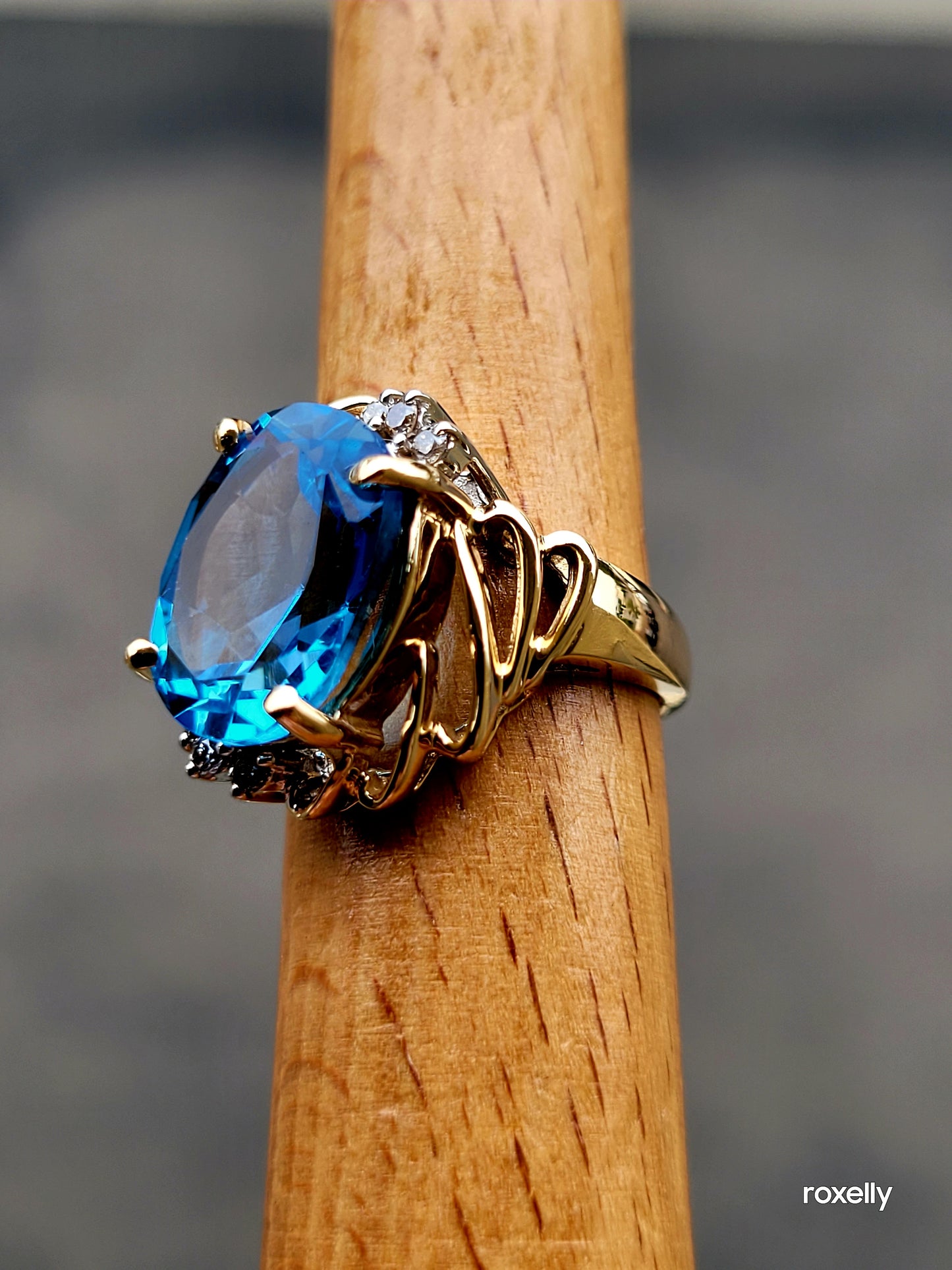 ❤️14k Size 6 Gorgeous Solid Yellow Gold Blue Topaz and Diamond Ring!