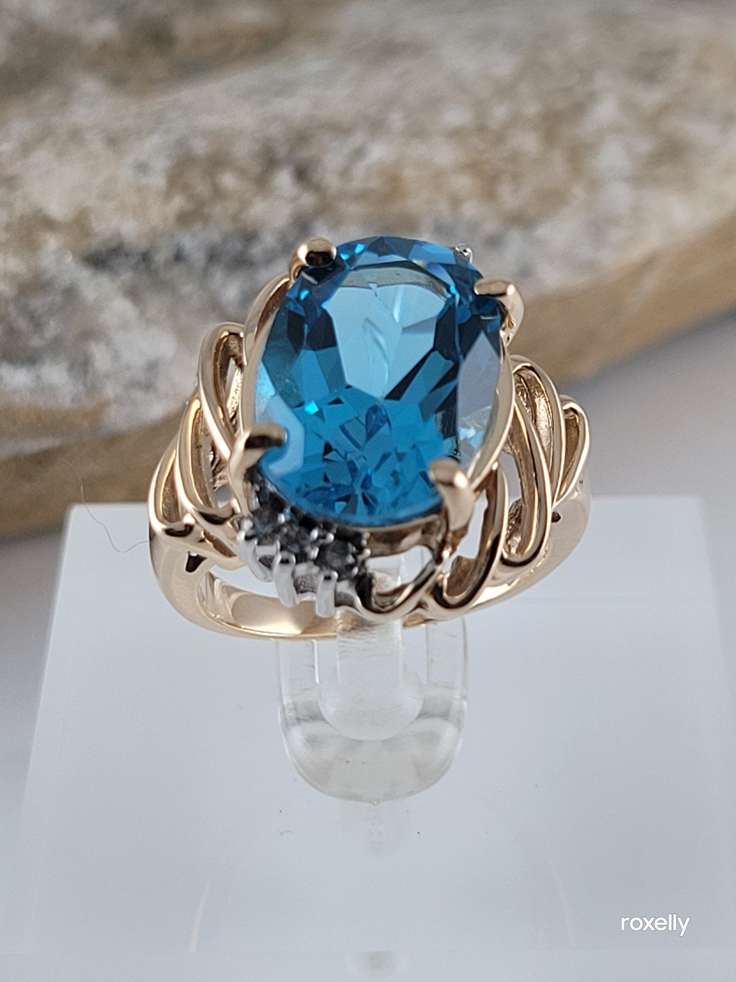 ❤️14k Size 6 Gorgeous Solid Yellow Gold Blue Topaz and Diamond Ring!