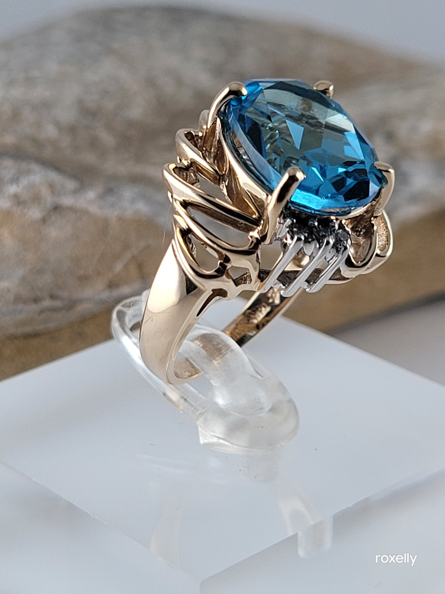 ❤️14k Size 6 Gorgeous Solid Yellow Gold Blue Topaz and Diamond Ring!