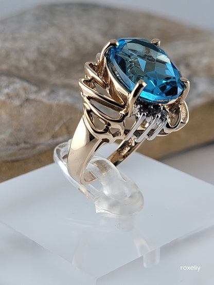 ❤️14k Size 6 Gorgeous Solid Yellow Gold Blue Topaz and Diamond Ring!