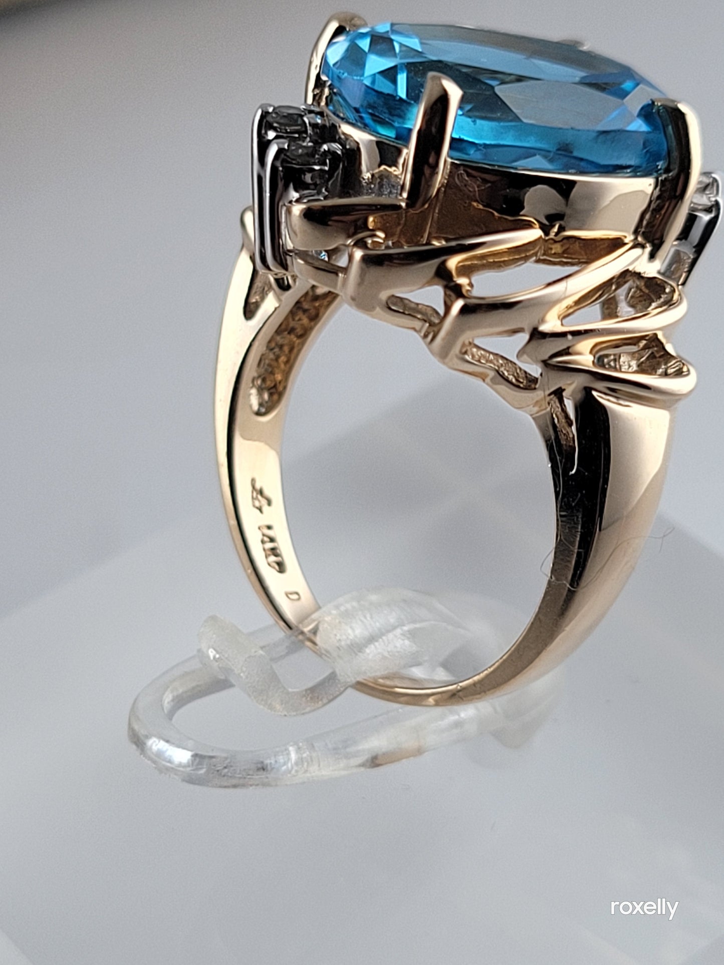 ❤️14k Size 6 Gorgeous Solid Yellow Gold Blue Topaz and Diamond Ring!