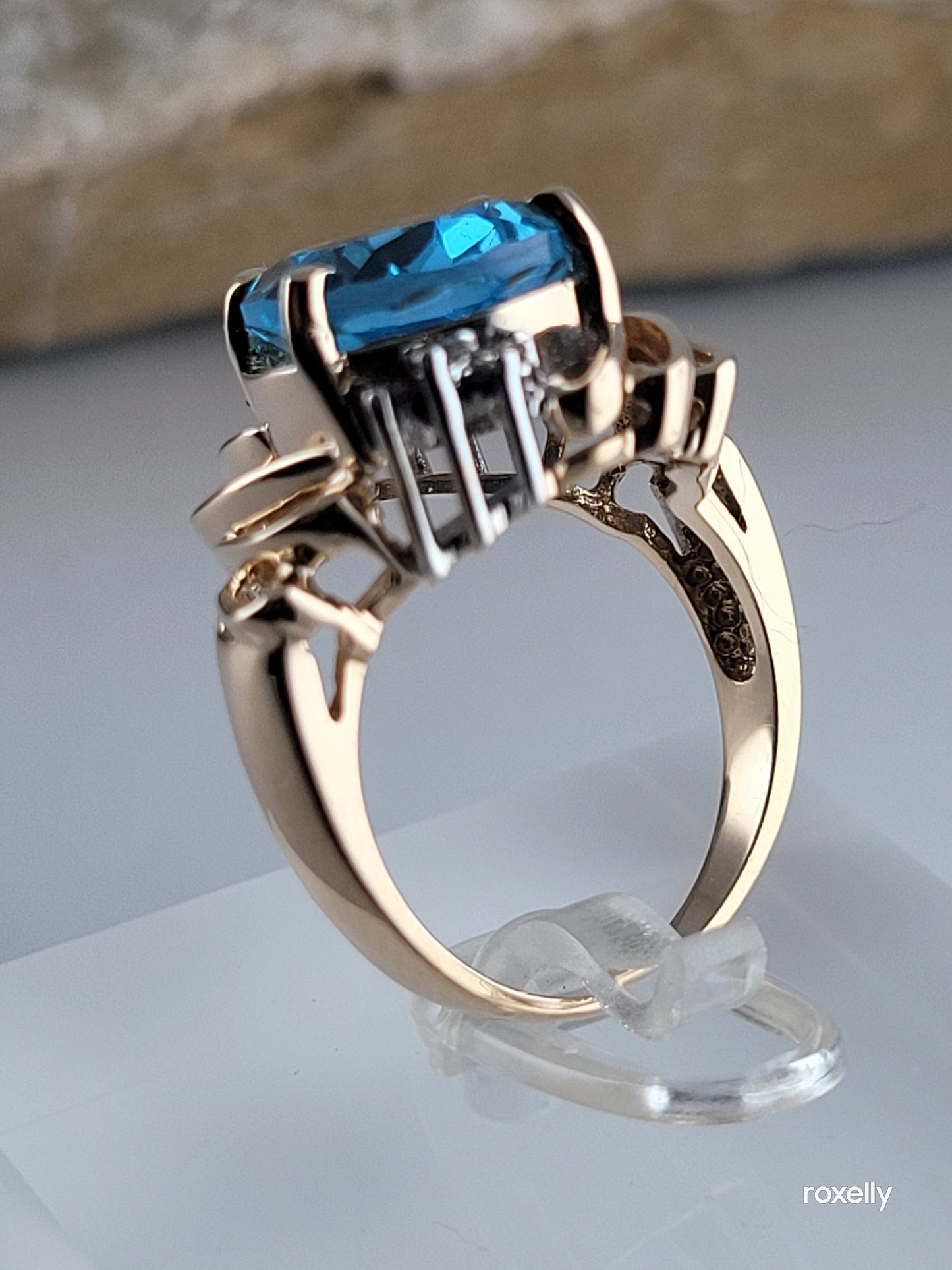 ❤️14k Size 6 Gorgeous Solid Yellow Gold Blue Topaz and Diamond Ring!