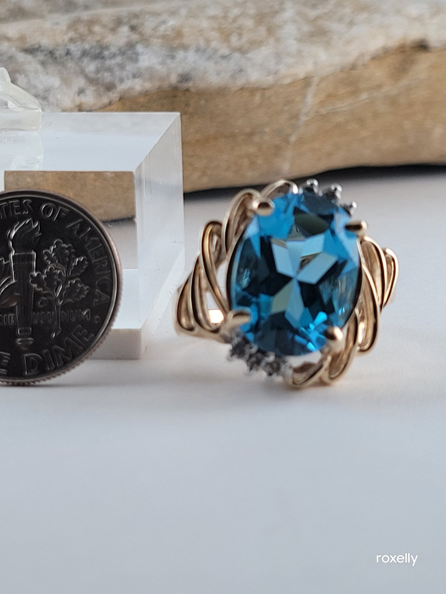 ❤️14k Size 6 Gorgeous Solid Yellow Gold Blue Topaz and Diamond Ring!