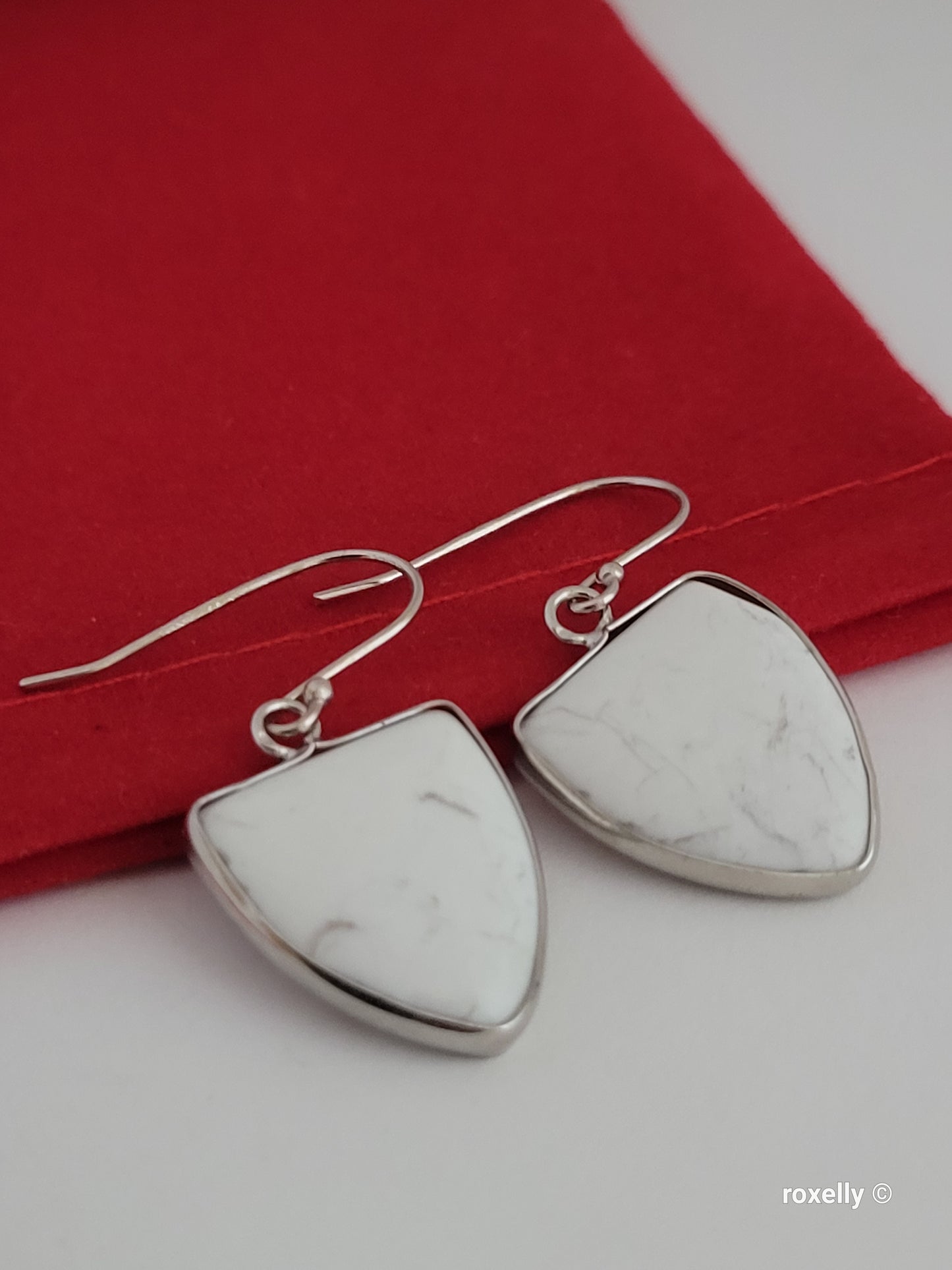 ❤️925 Precious Sterling Silver Triangle Shaped Howlite Drop Earrings!