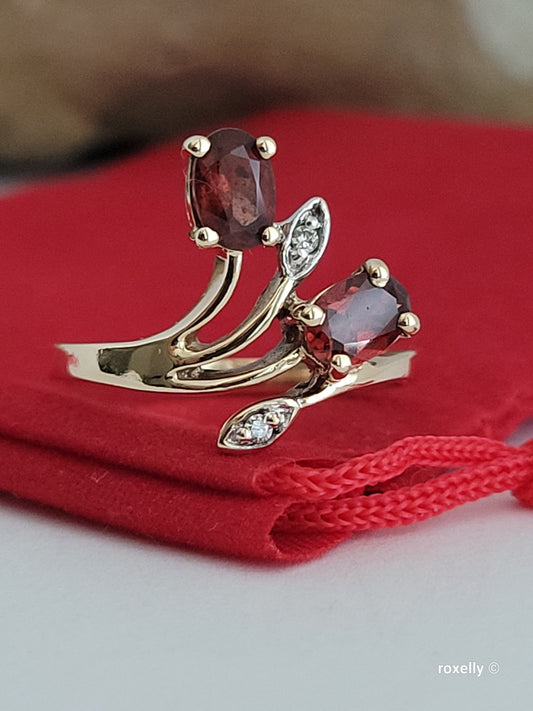 ❤️10k Size 7.75 Beautiful Solid Yellow Gold Garnet and Diamonds Ring!