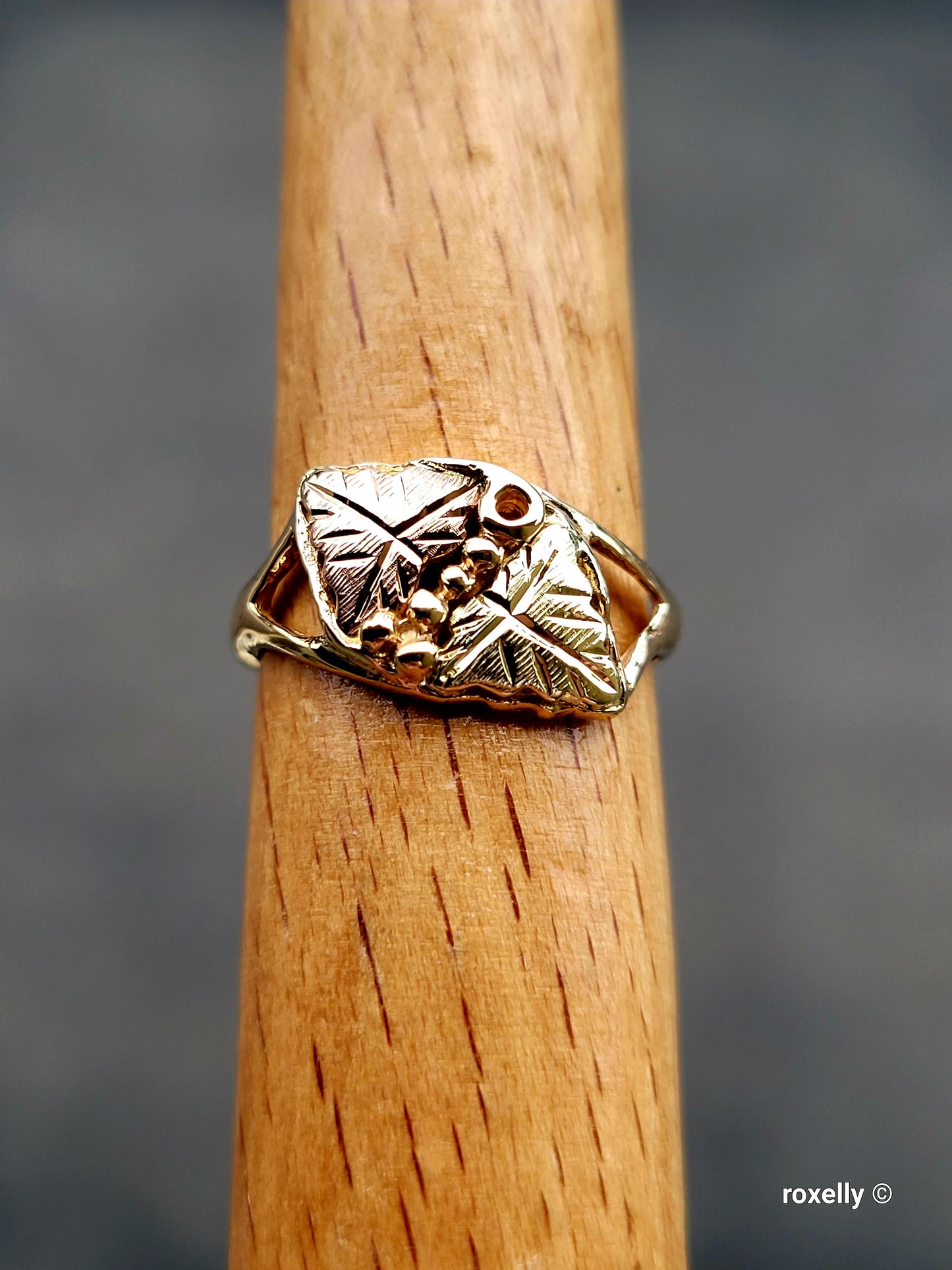 ❤️10k Size 5.5 Vintage Solid Yellow Gold Two Leaves-Shaped Black Hills Ring!