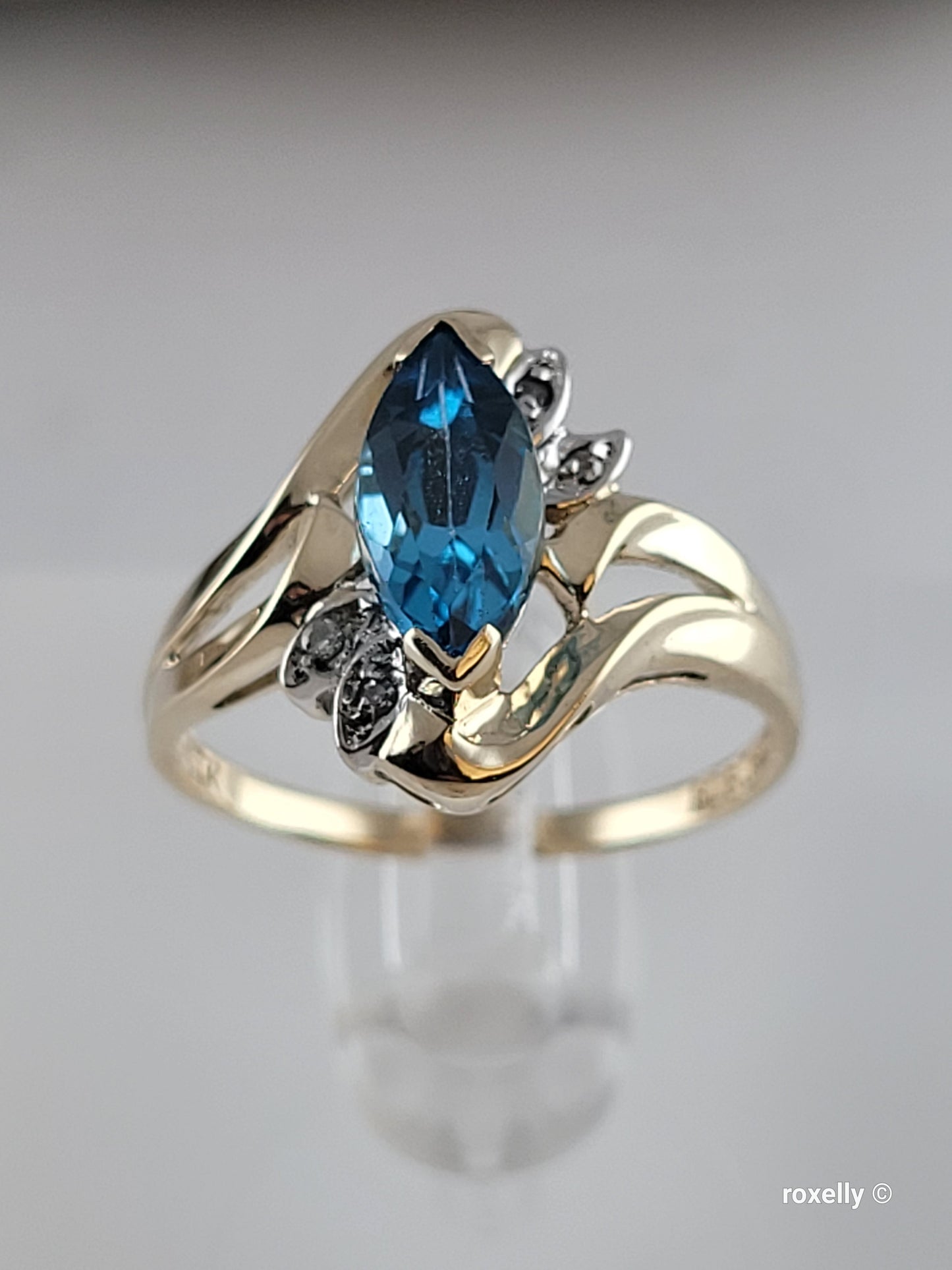 ❤️10k Size 6.75 Beautiful Solid Yellow Gold Blue Topaz and Diamond Ring!