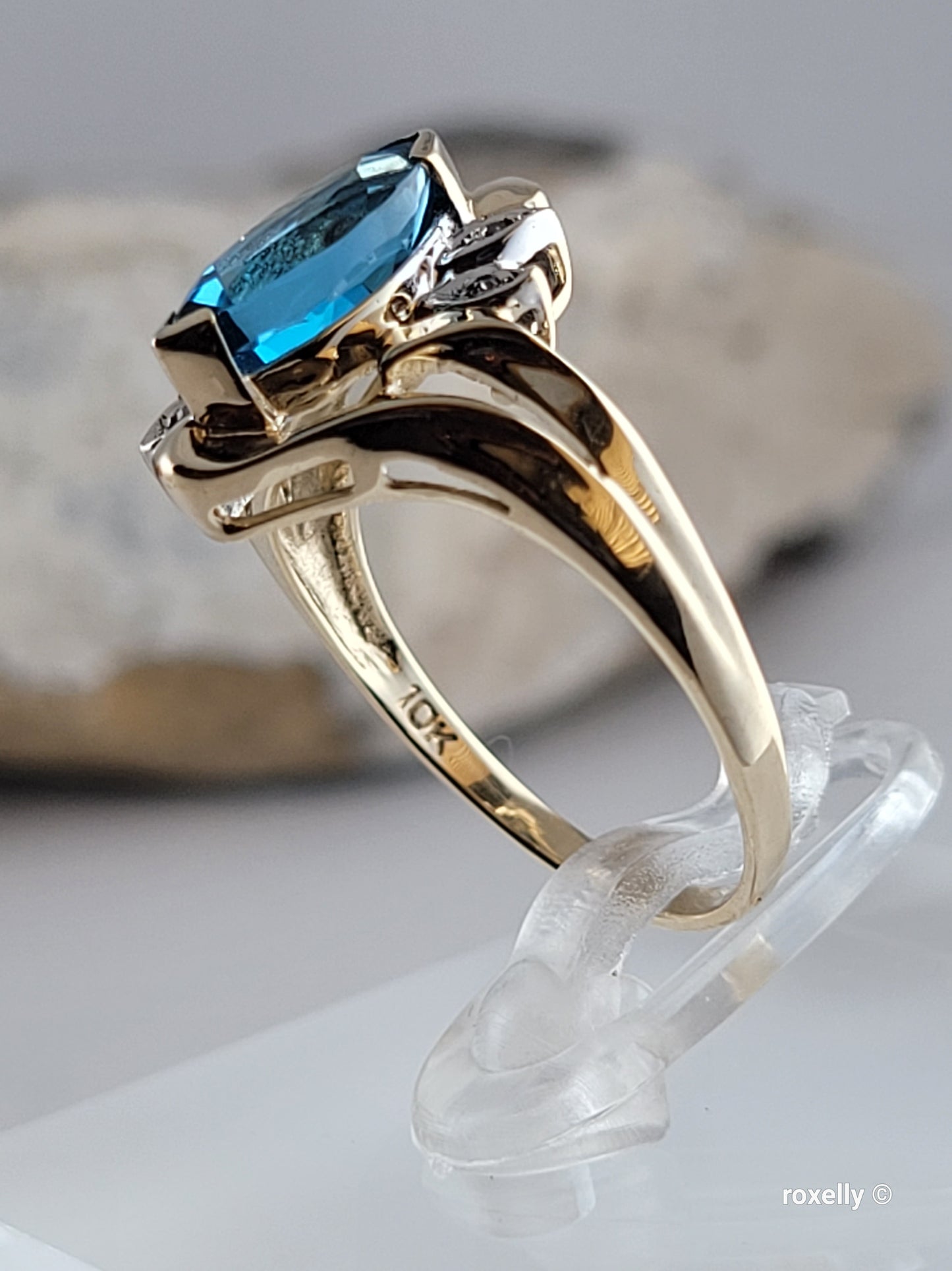 ❤️10k Size 6.75 Beautiful Solid Yellow Gold Blue Topaz and Diamond Ring!