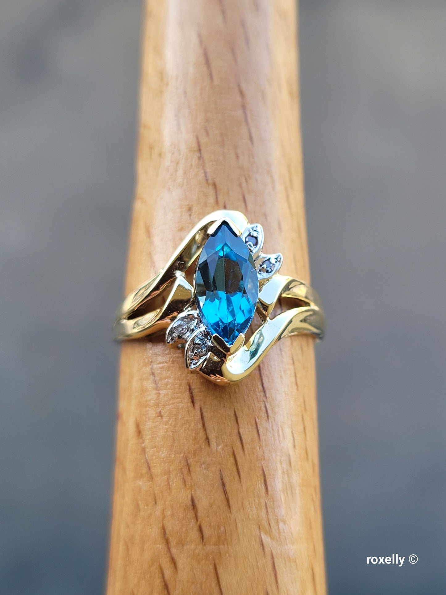 ❤️10k Size 6.75 Beautiful Solid Yellow Gold Blue Topaz and Diamond Ring!