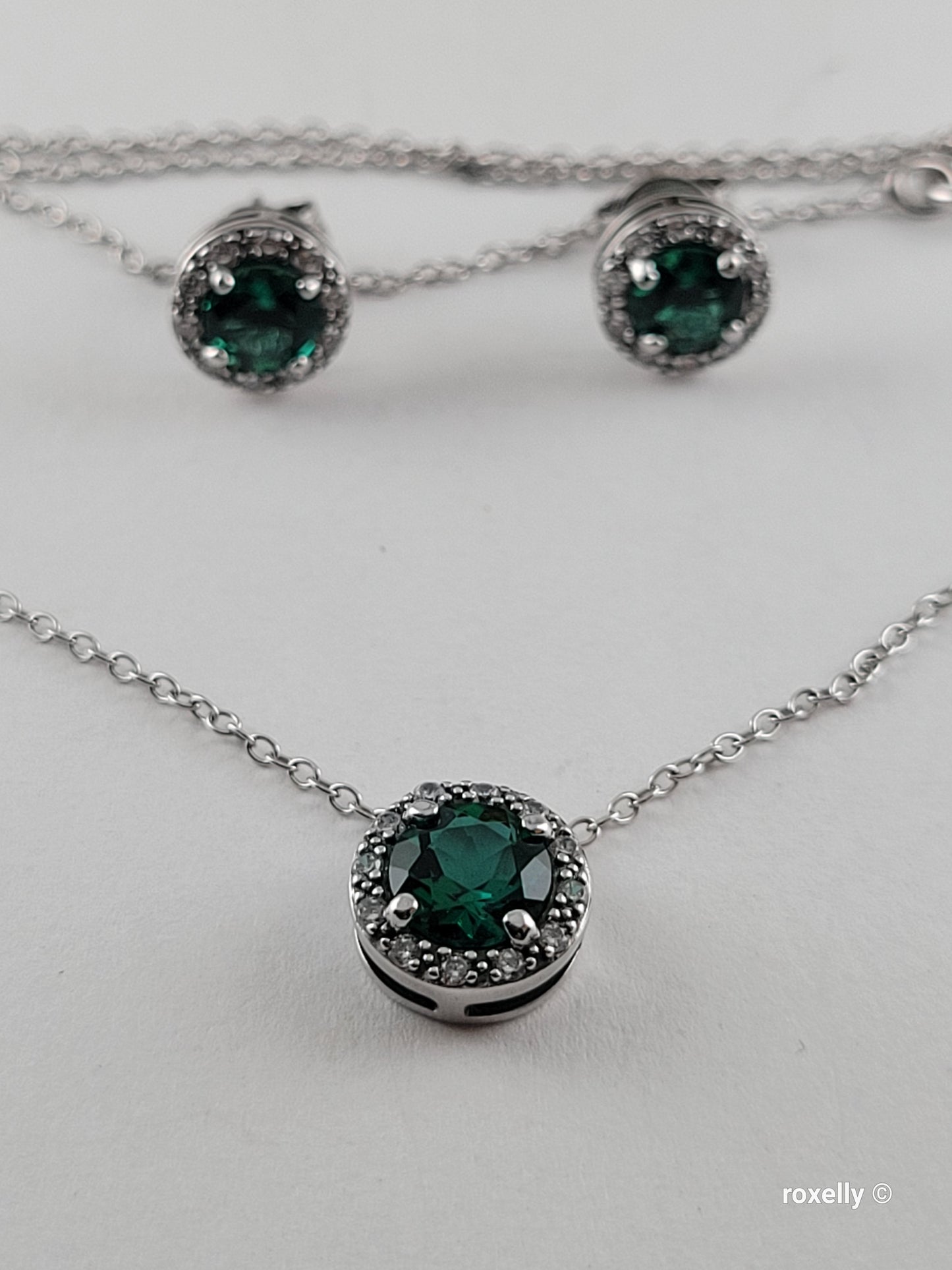 ❤️925 Beautiful Sterling Silver With Green and White Cubic Zirconia Necklace and Earrings Set!