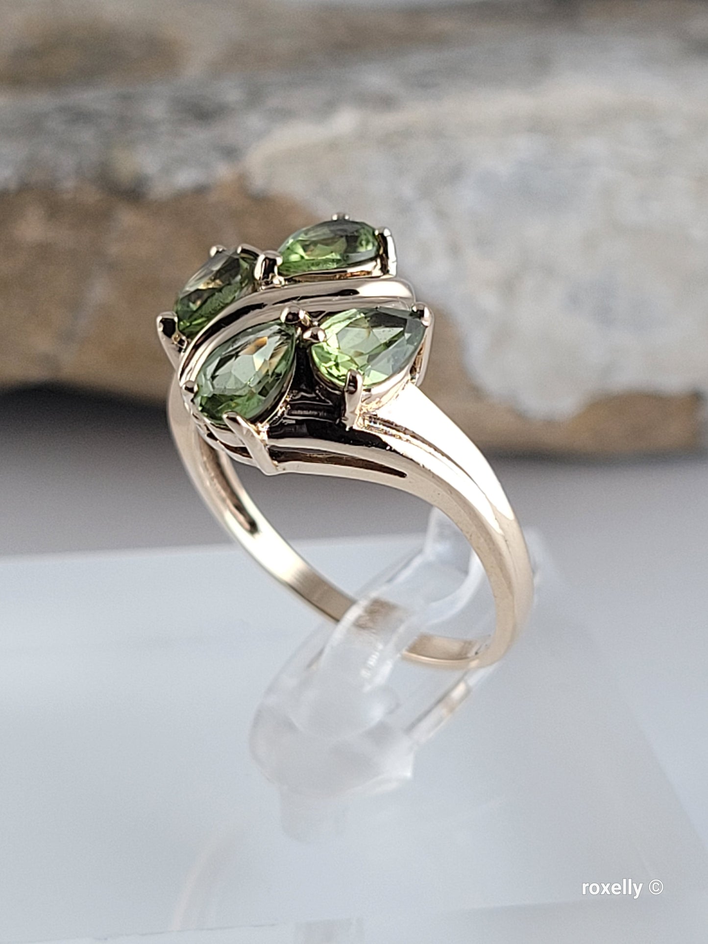 ❤️10k Size 7.75 Beautiful Solid Yellow Gold Peridot Ring!