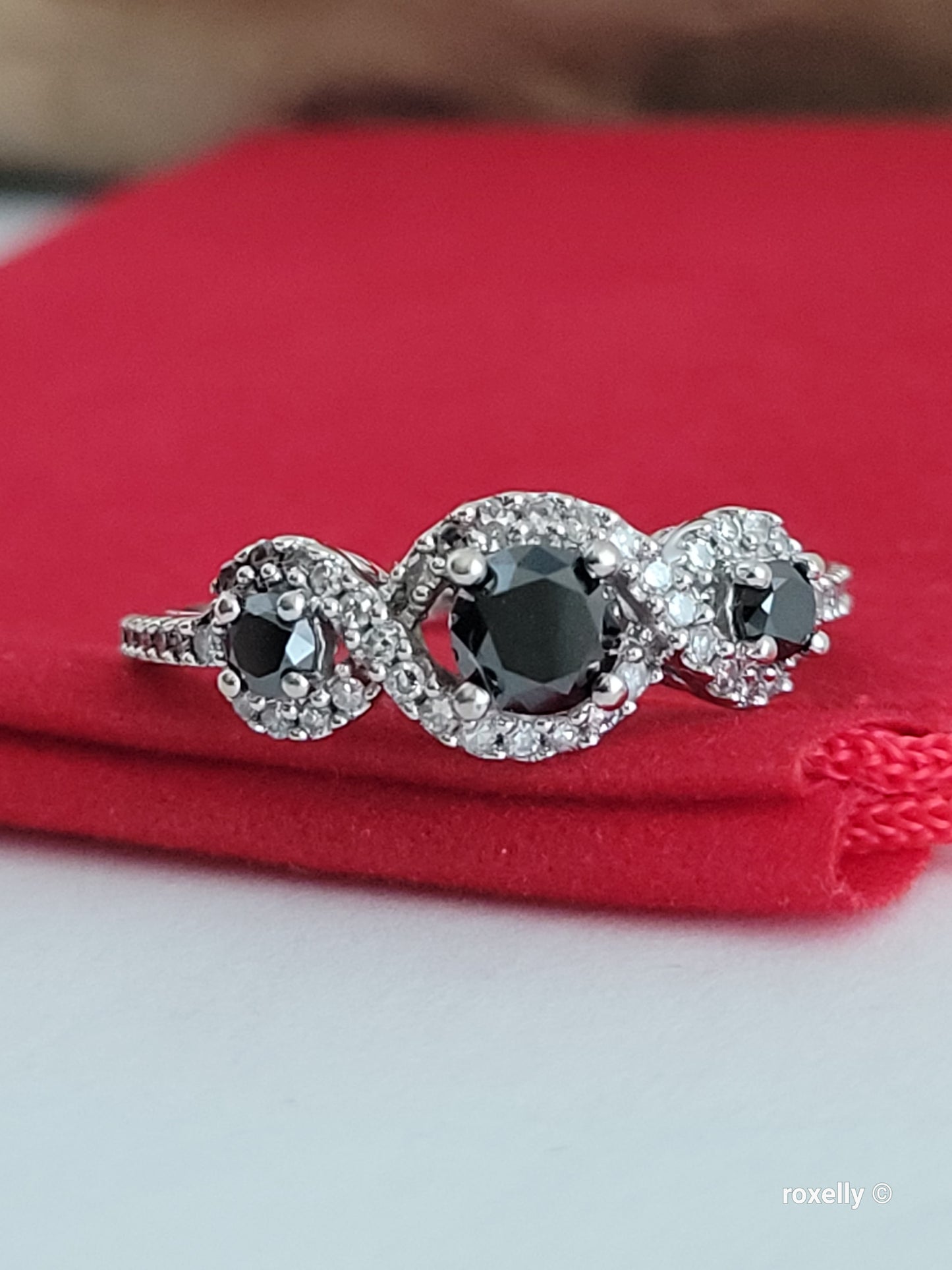 ❤️10k Size 7.75 Gorgeous Solid White Gold Black and White Diamond Ring!