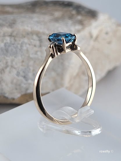 ❤️10k Size 6.25 Precious Solid Yellow Gold Blue Topaz and Diamond Ring!