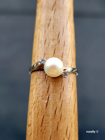 ❤️10k Size 7.25 Precious Solid White Gold Fresh-Water Pearl and White Topaz Ring!