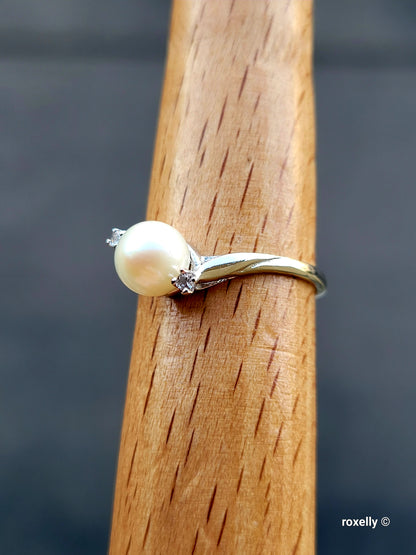 ❤️10k Size 7.25 Precious Solid White Gold Fresh-Water Pearl and White Topaz Ring!