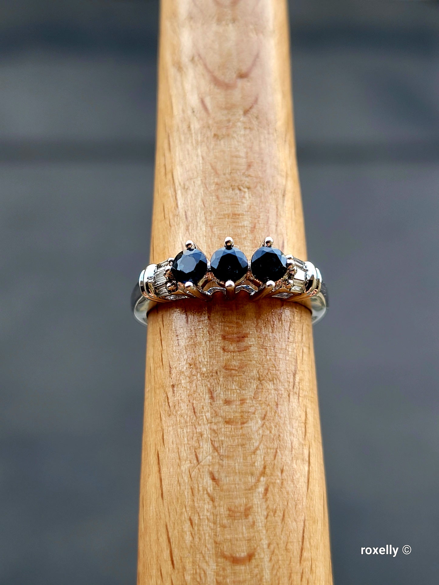 ❤️10k Size 7 Amazing Solid White Gold Dark Sapphire and Genuine Diamonds Ring!
