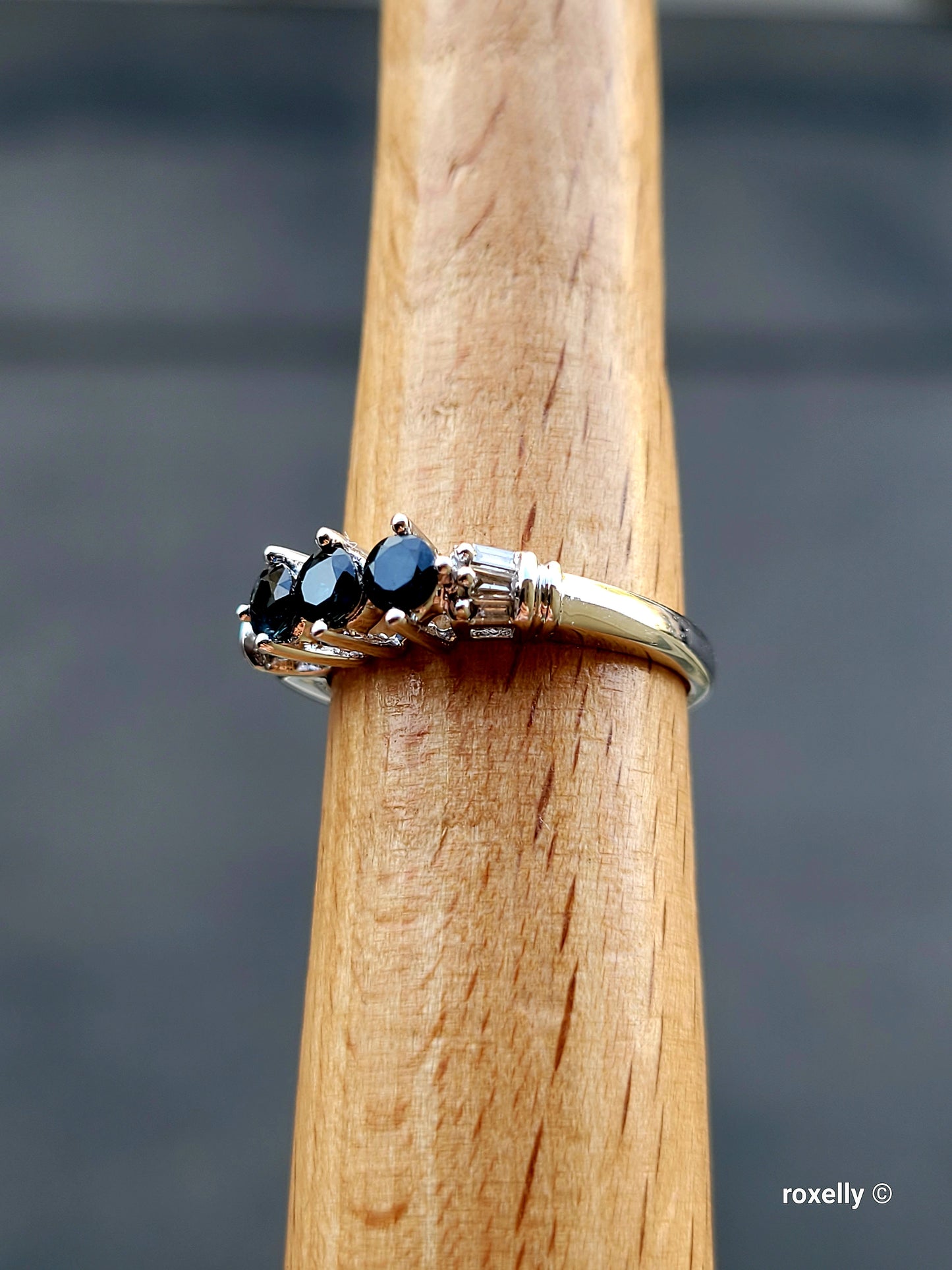 ❤️10k Size 7 Amazing Solid White Gold Dark Sapphire and Genuine Diamonds Ring!