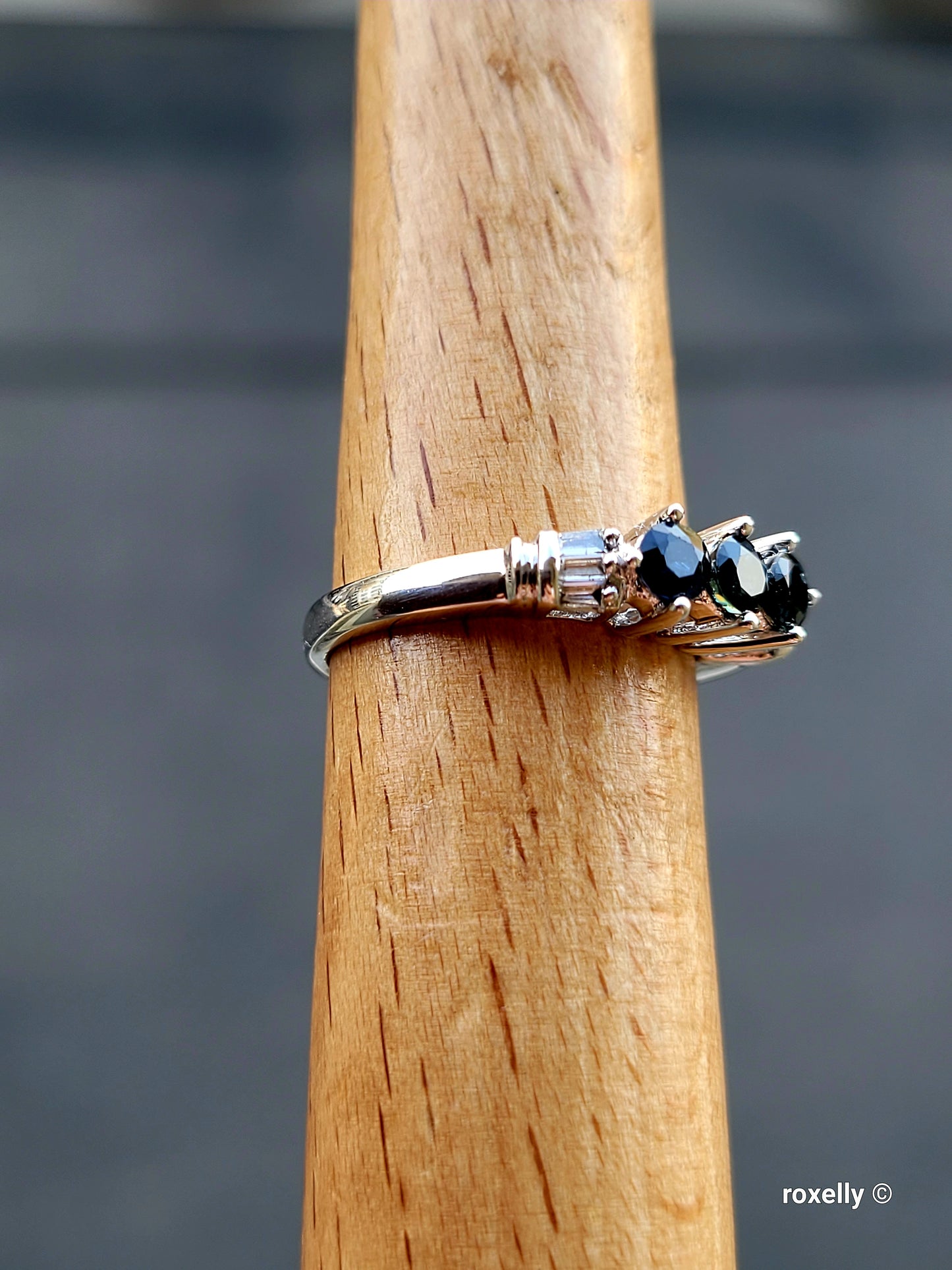 ❤️10k Size 7 Amazing Solid White Gold Dark Sapphire and Genuine Diamonds Ring!