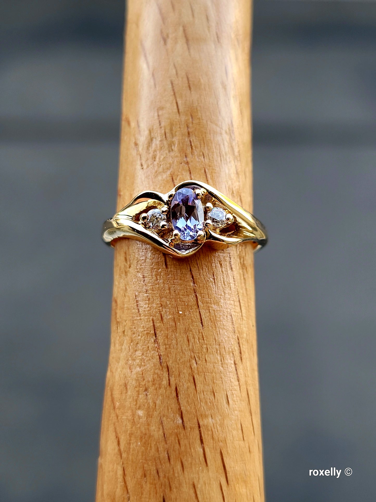 ❤️10k Size 4.5 Lovely Solid Yellow Gold Tanzanite and Cubic Zirconia Ring!