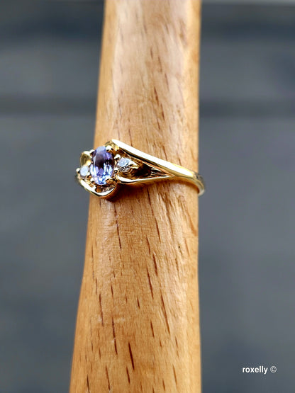 ❤️10k Size 4.5 Lovely Solid Yellow Gold Tanzanite and Cubic Zirconia Ring!