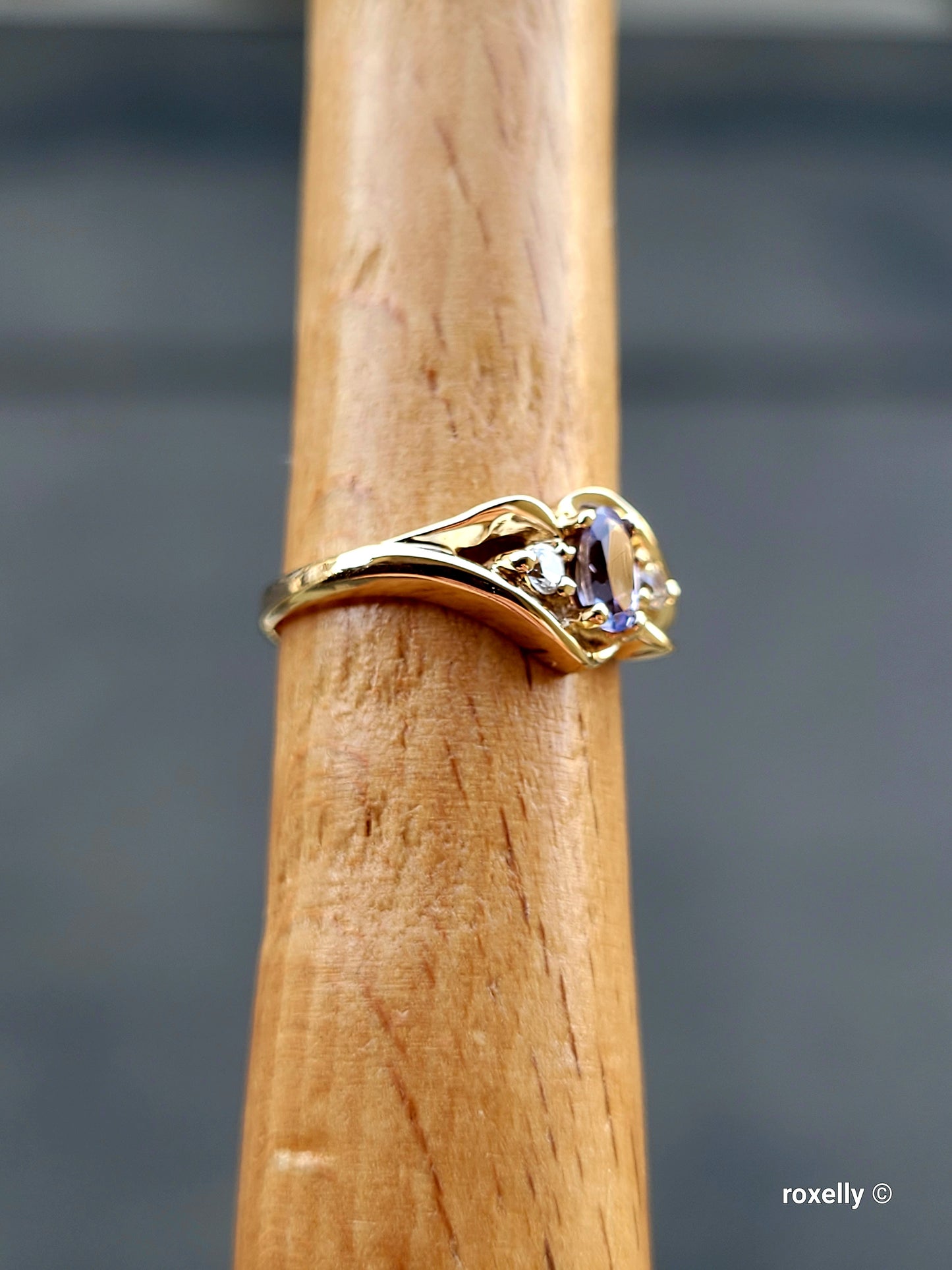 ❤️10k Size 4.5 Lovely Solid Yellow Gold Tanzanite and Cubic Zirconia Ring!
