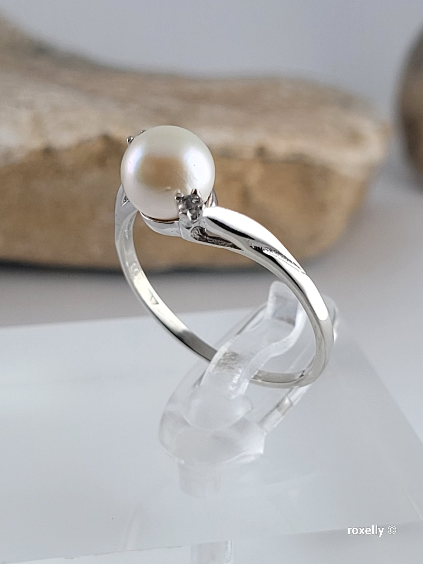 ❤️10k Size 7.25 Precious Solid White Gold Fresh-Water Pearl and White Topaz Ring!