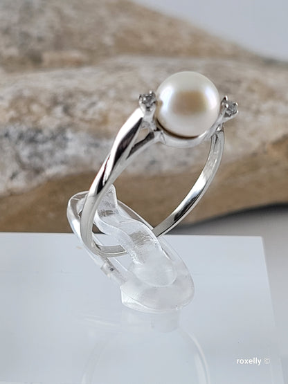 ❤️10k Size 7.25 Precious Solid White Gold Fresh-Water Pearl and White Topaz Ring!