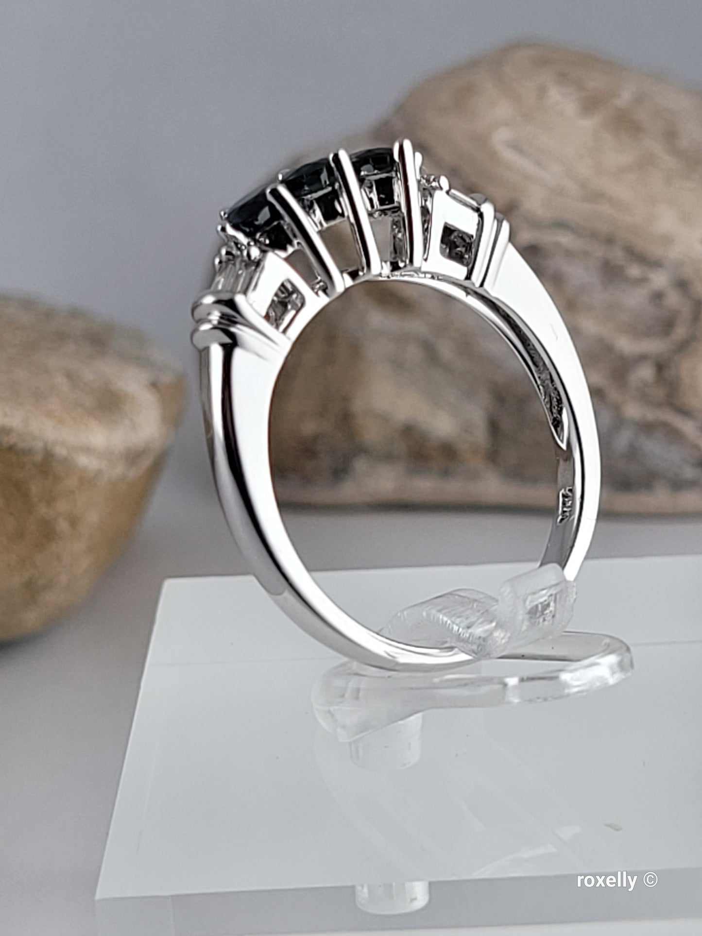 ❤️10k Size 7 Amazing Solid White Gold Dark Sapphire and Genuine Diamonds Ring!