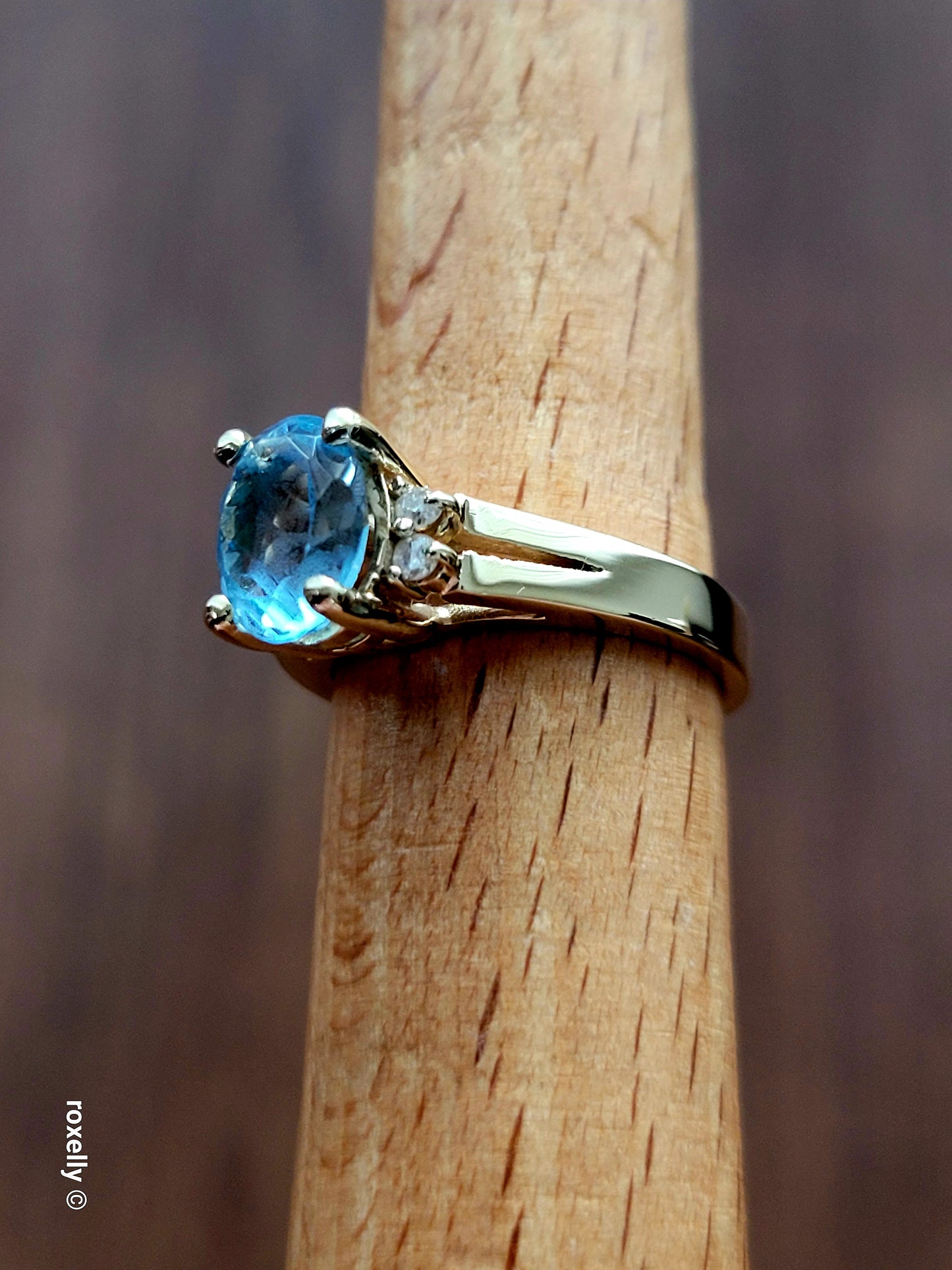 ❤️14k Size 6 Beautiful Solid Yellow Gold Blue topaz and Diamond Ring!