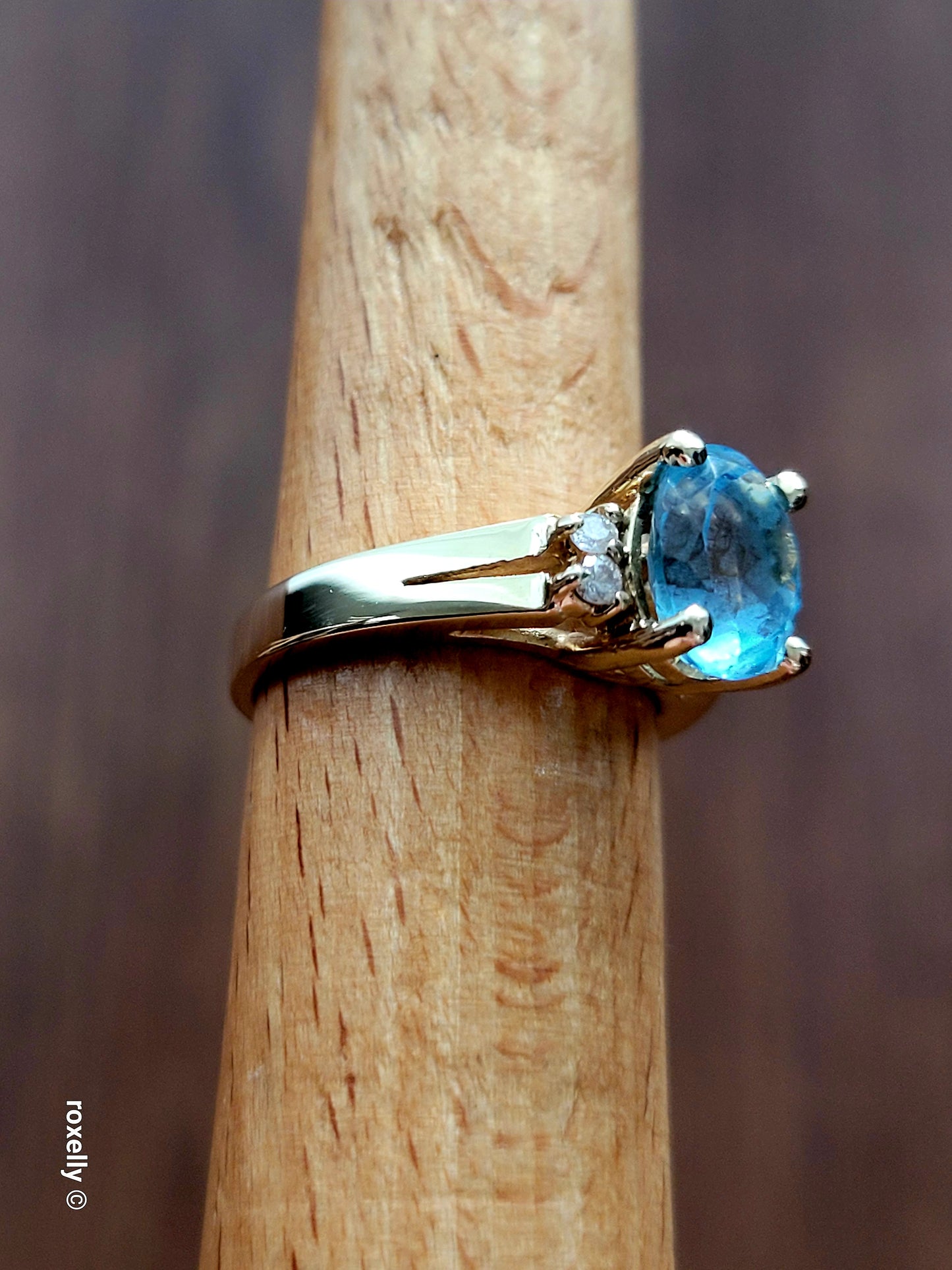 ❤️14k Size 6 Beautiful Solid Yellow Gold Blue topaz and Diamond Ring!
