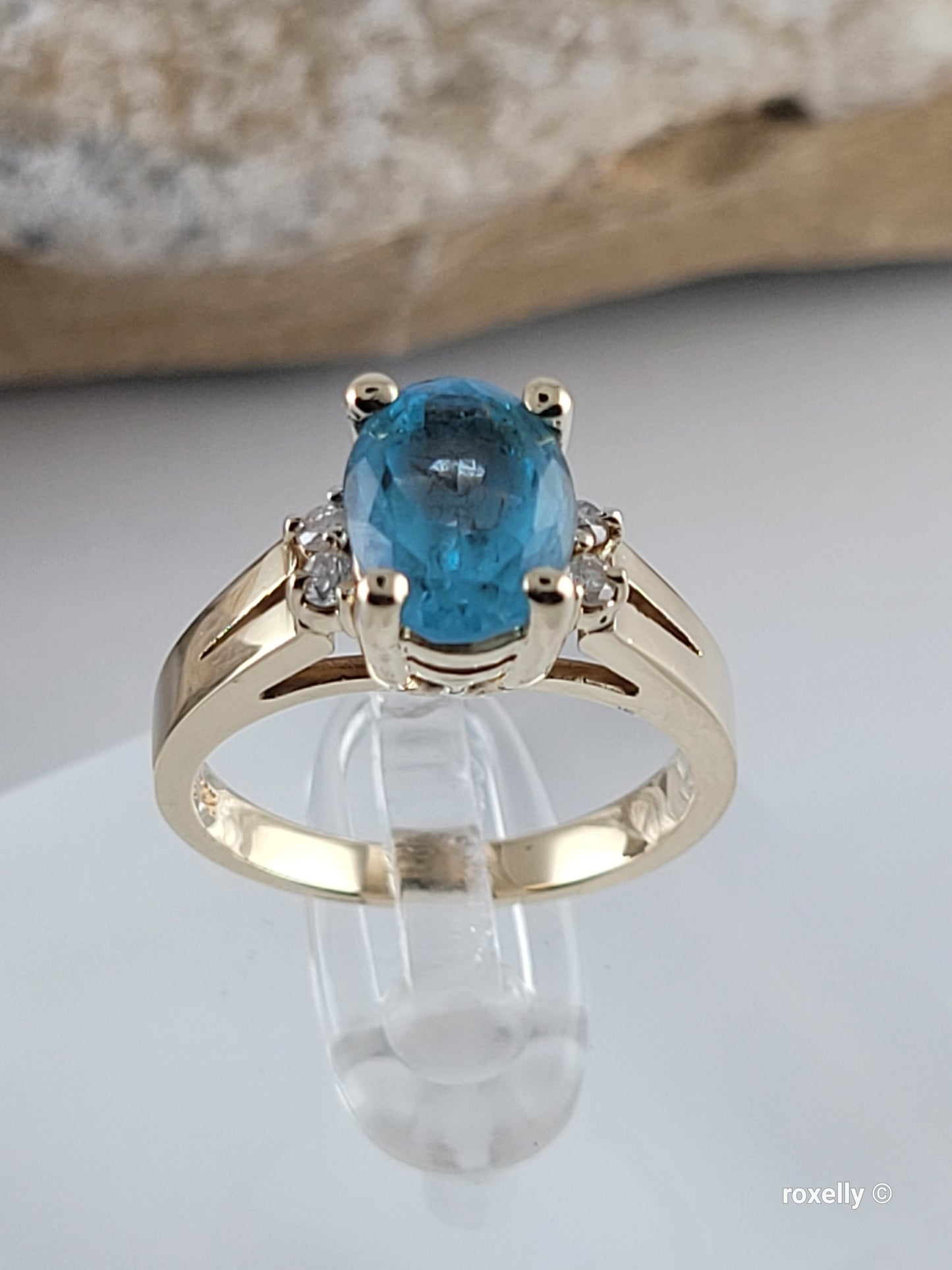 ❤️14k Size 6 Beautiful Solid Yellow Gold Blue topaz and Diamond Ring!