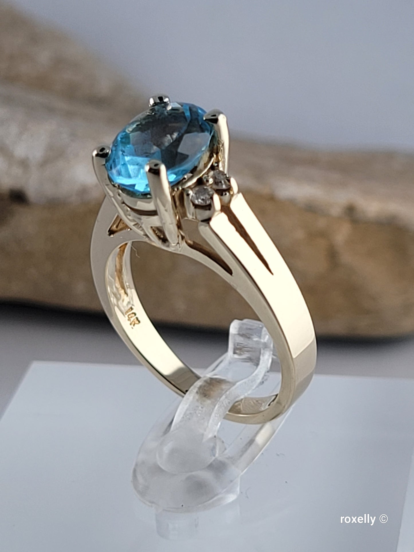 ❤️14k Size 6 Beautiful Solid Yellow Gold Blue topaz and Diamond Ring!