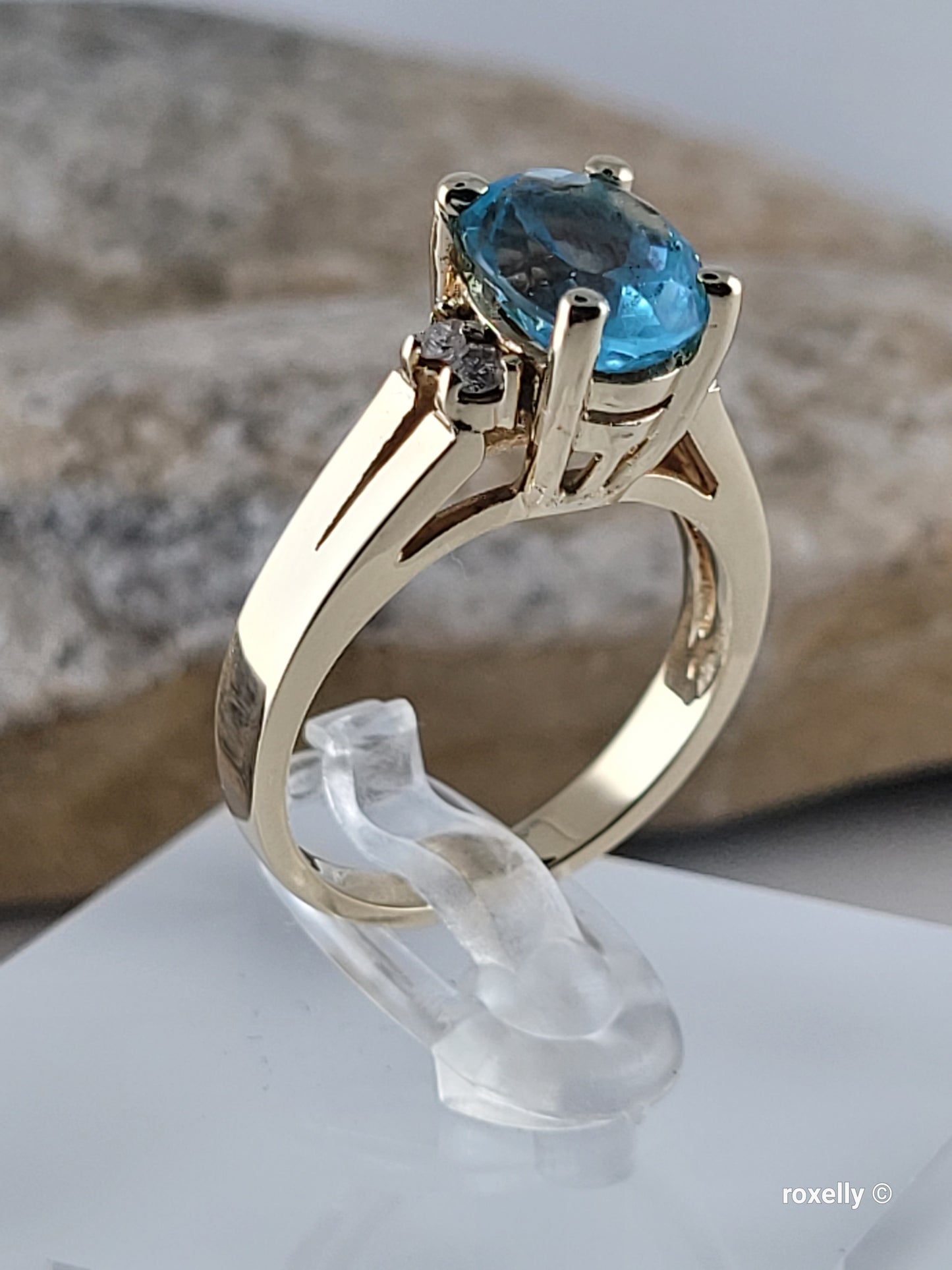 ❤️14k Size 6 Beautiful Solid Yellow Gold Blue topaz and Diamond Ring!