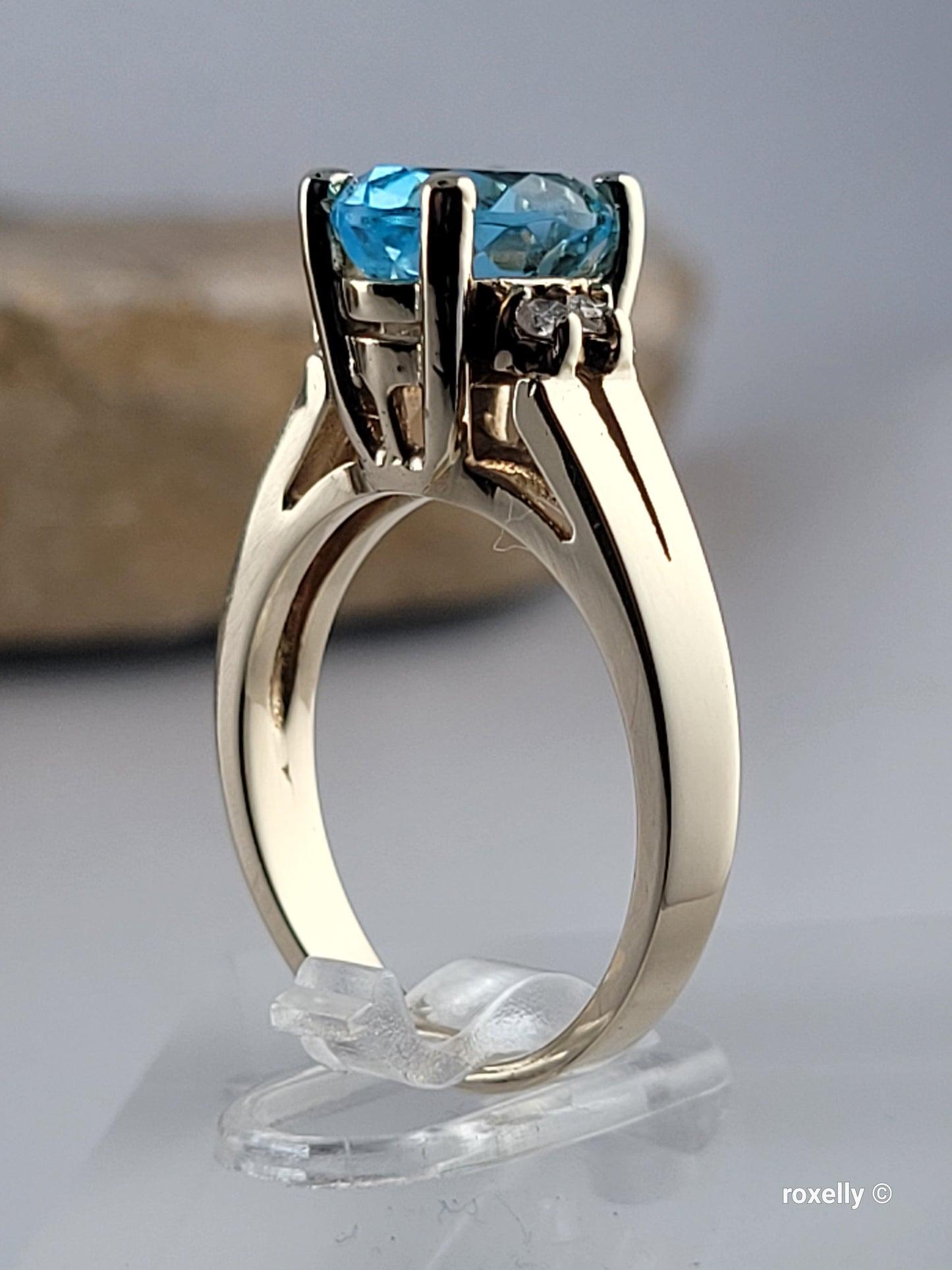 ❤️14k Size 6 Beautiful Solid Yellow Gold Blue topaz and Diamond Ring!