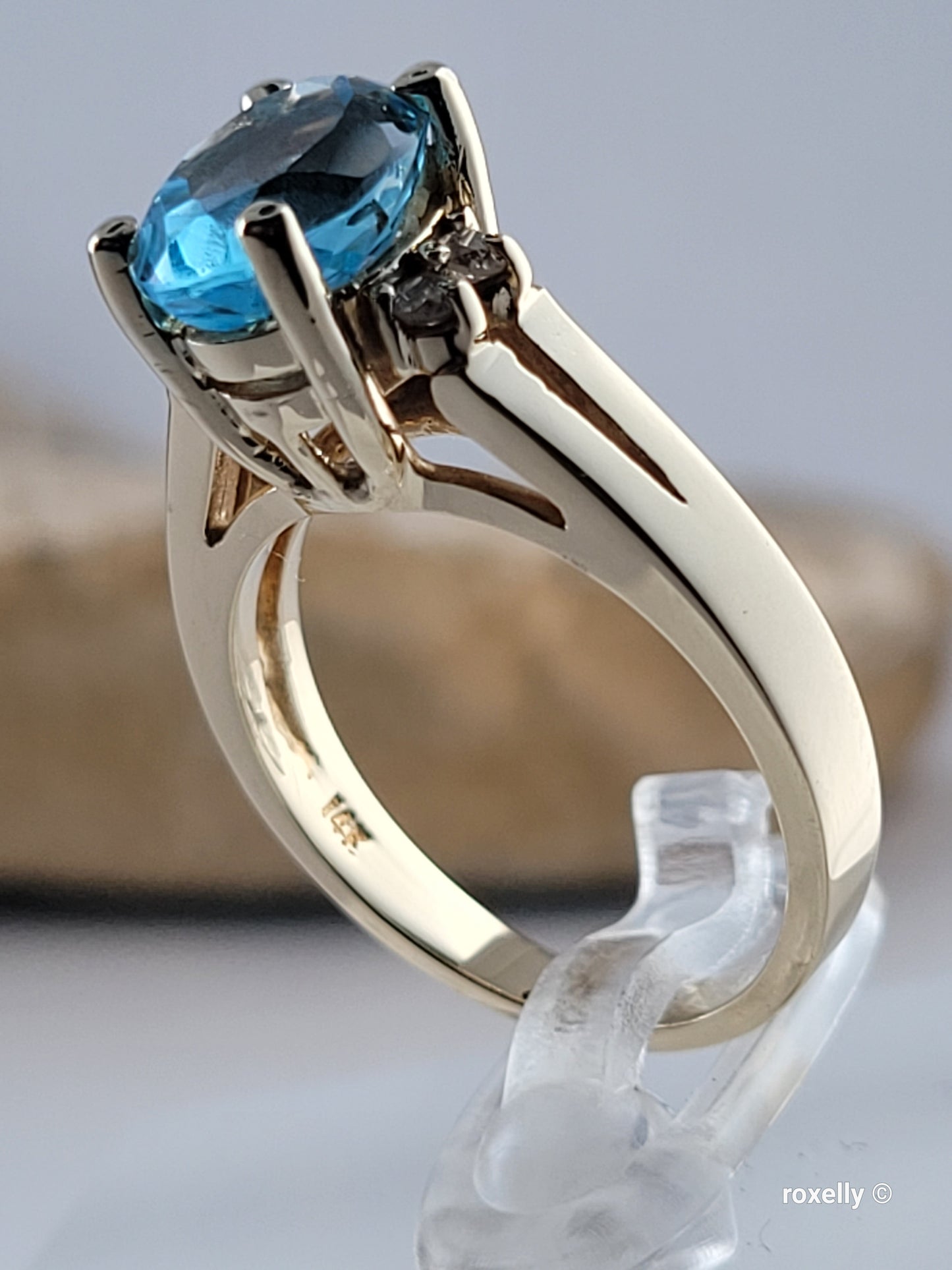 ❤️14k Size 6 Beautiful Solid Yellow Gold Blue topaz and Diamond Ring!