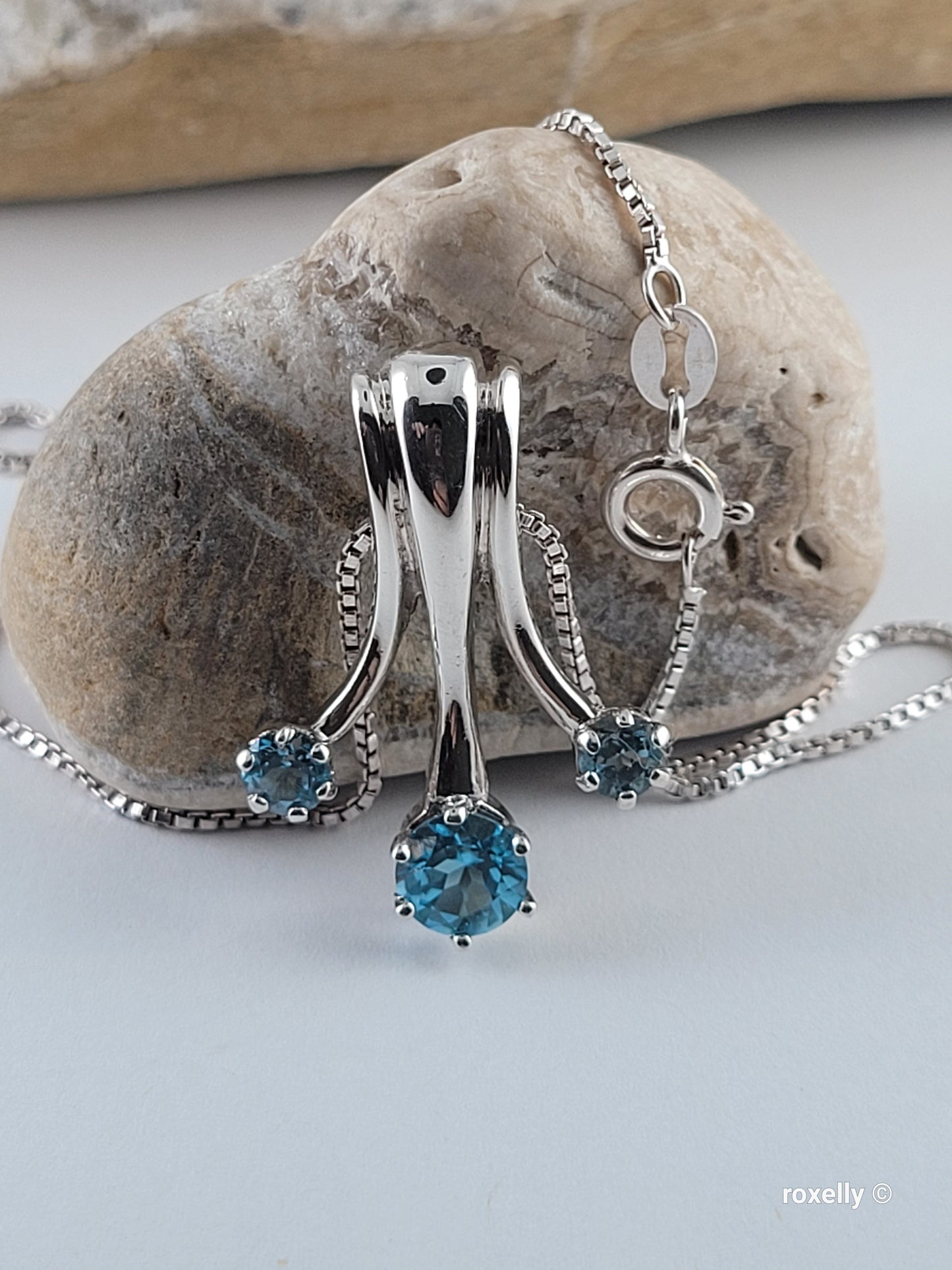 ❤️925 Amazing Sterling Silver Blue Topaz Necklace and Pendant!