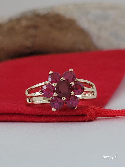❤️14k Size 7 Beautiful Solid Yellow Gold Flower-Shaped Rubies Ring!