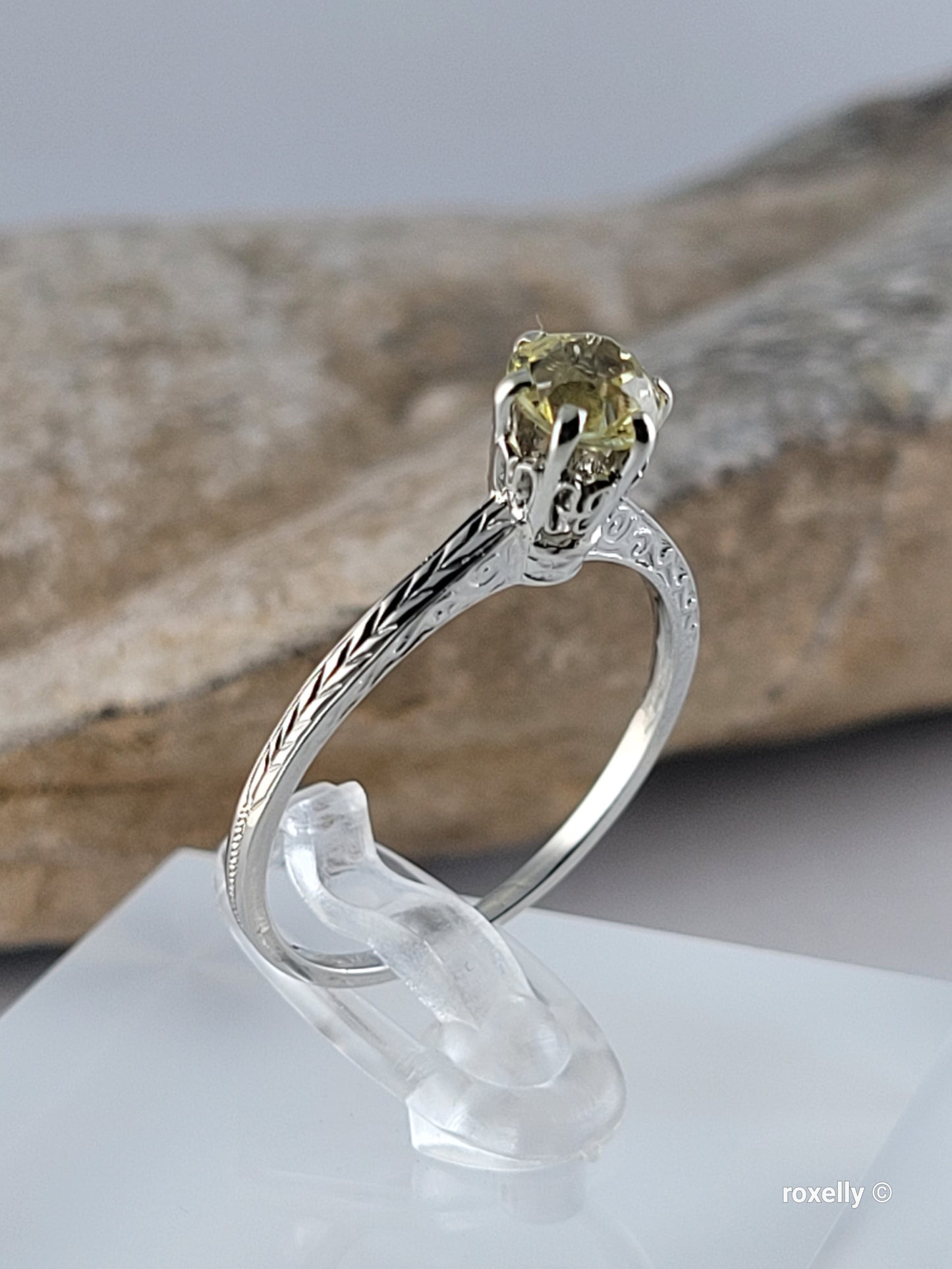 ❤️14k Size 8.25 Beautiful Solid White Gold Topaz Ring!