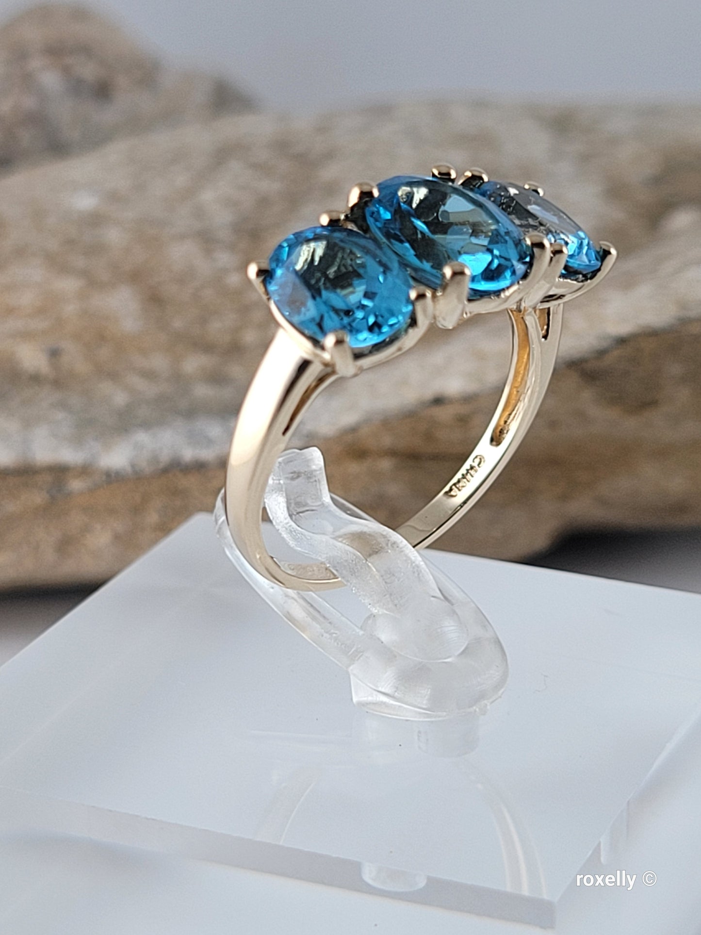 10K Yellow Gold Blue Topaz Ring Size 7 Solid Gold