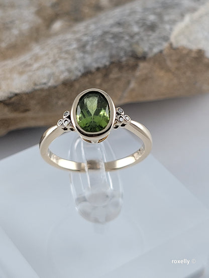 10K Yellow Gold Peridot and Diamonds Ring Size 7 Solid Gold
