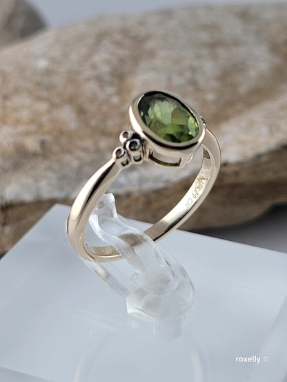 10K Yellow Gold Peridot and Diamonds Ring Size 7 Solid Gold
