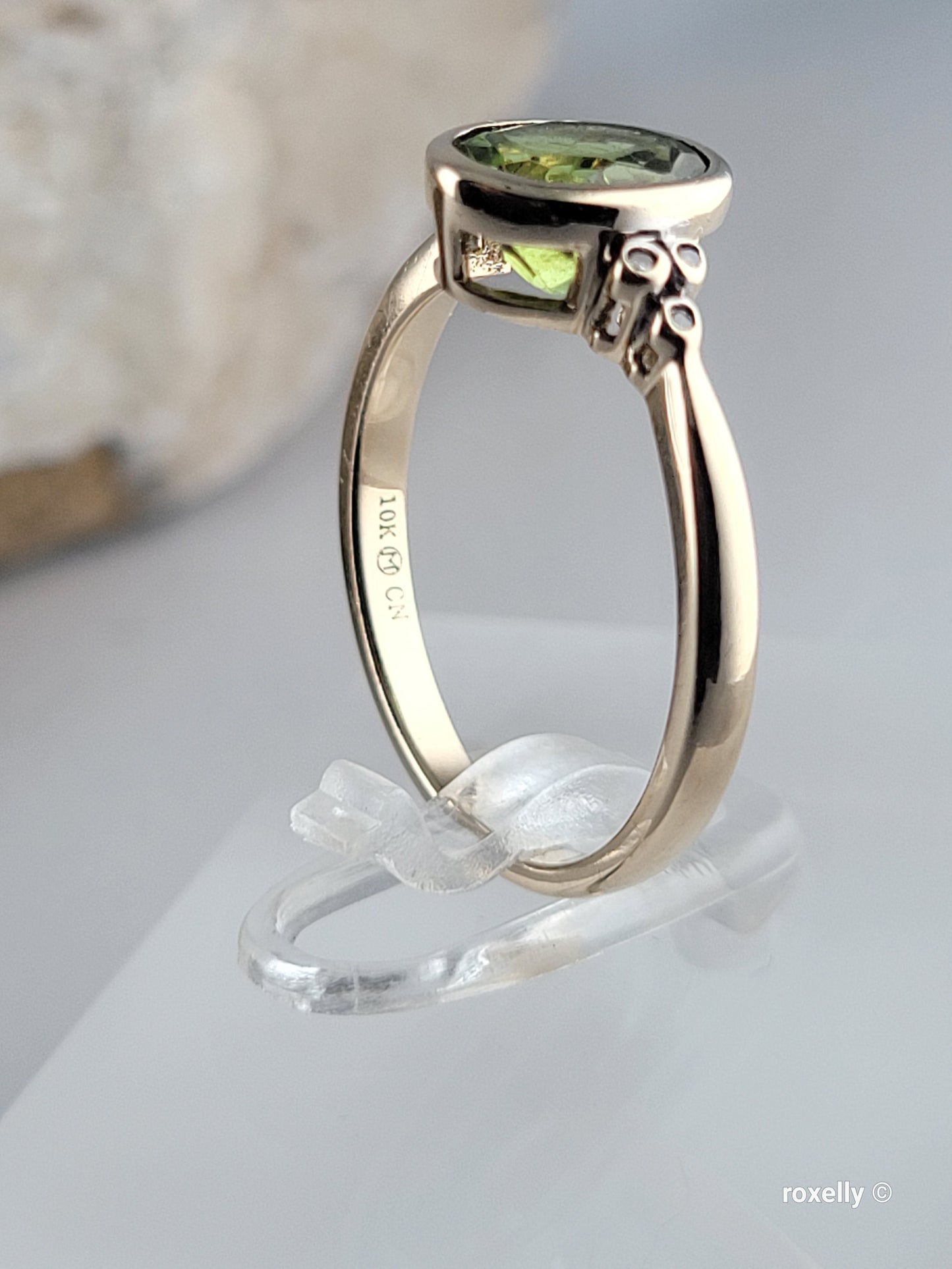 10K Yellow Gold Peridot and Diamonds Ring Size 7 Solid Gold