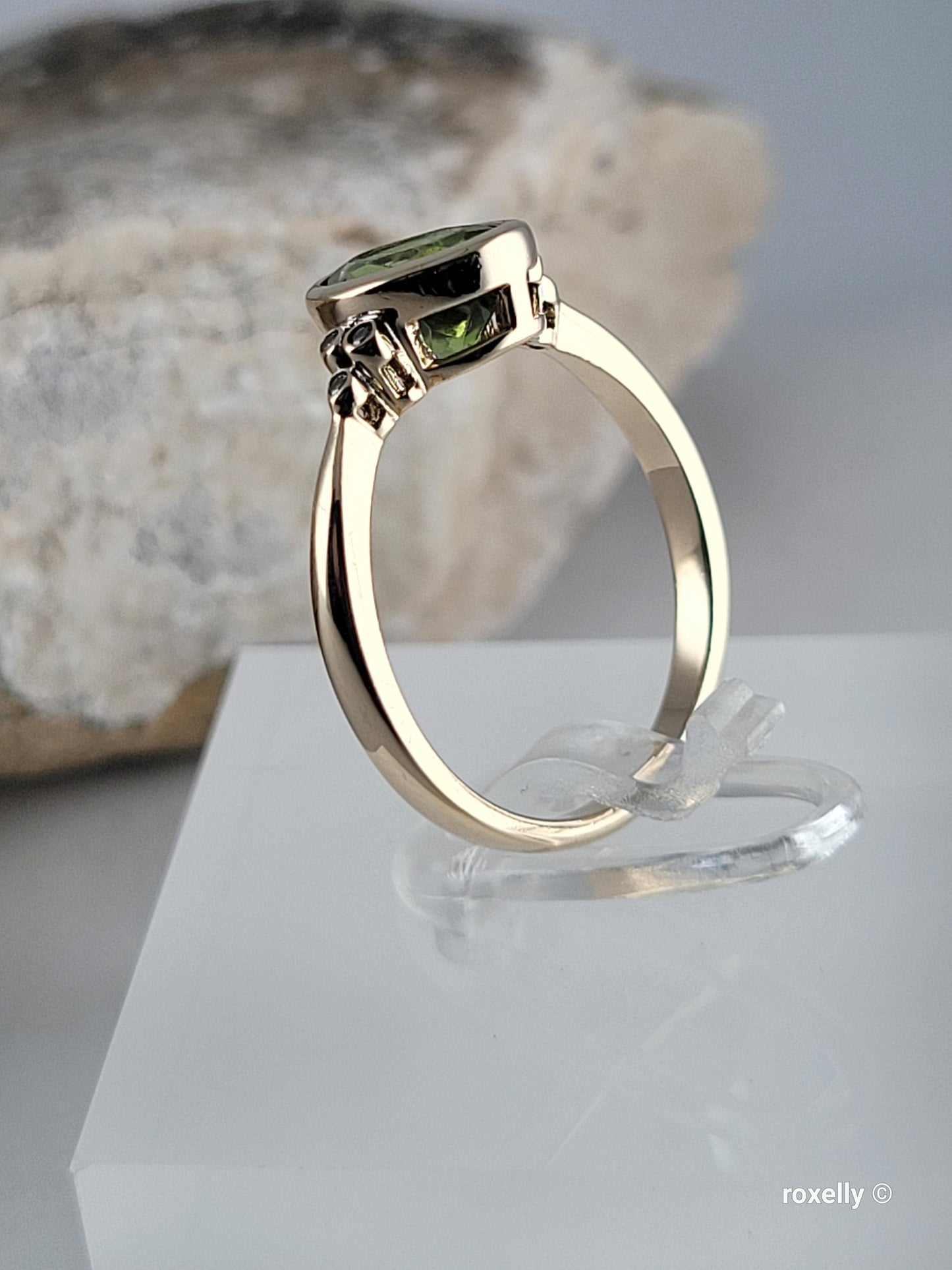 10K Yellow Gold Peridot and Diamonds Ring Size 7 Solid Gold